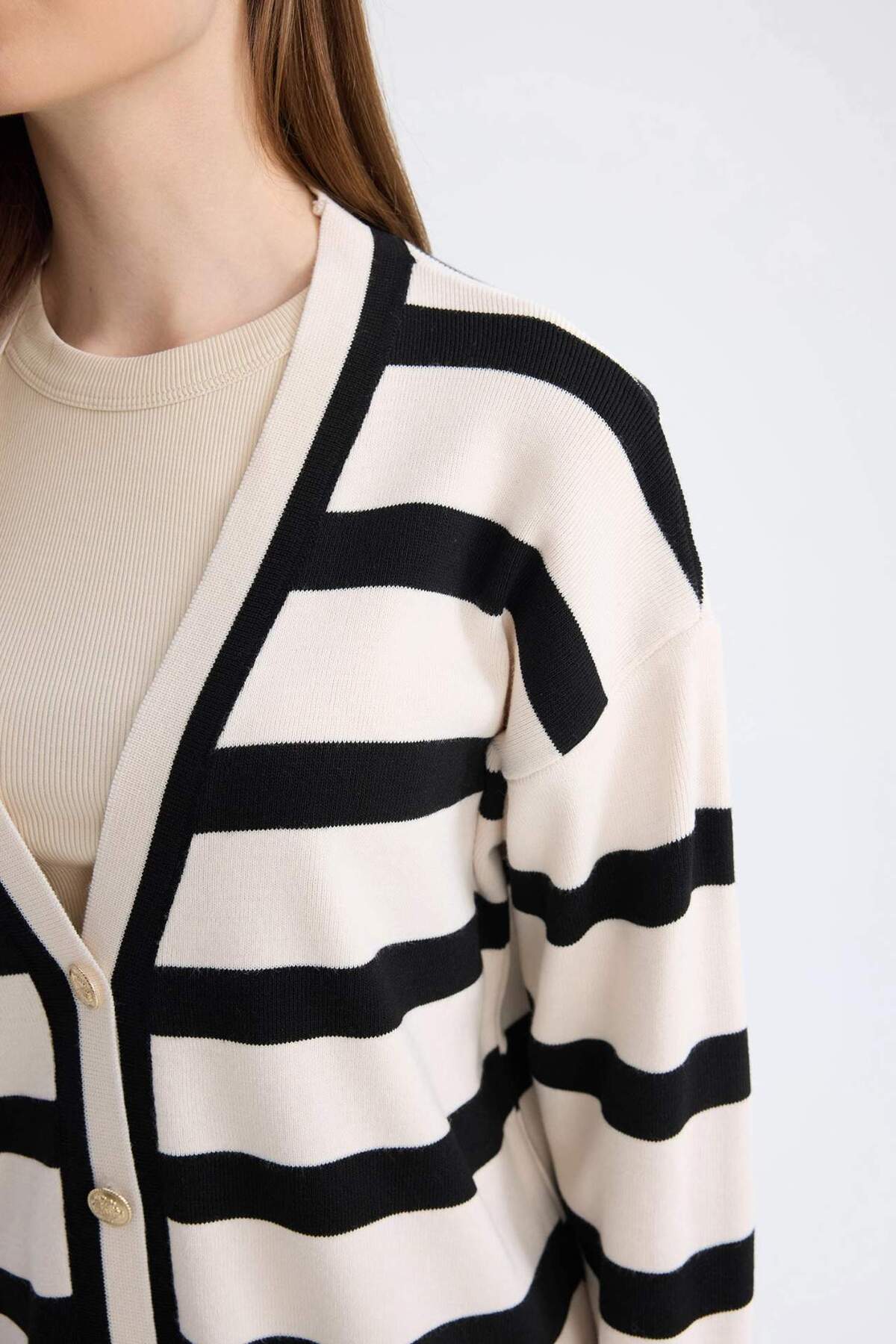 Defacto  Regular Fit V Yaka Çizgili Düğme Kapmalı Tunik Triko Hırka D2445AX24WN - Görsel 5