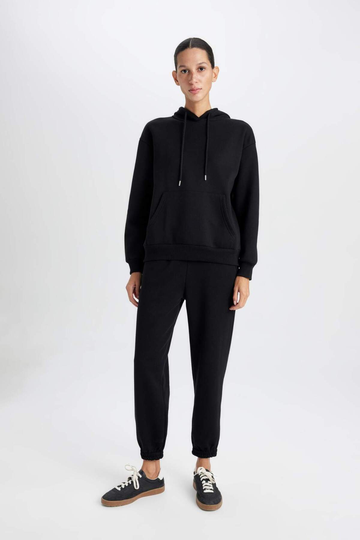 Defacto  Relax Fit Kapüşonlu Kanguru Cepli Kalın Basic Düz Siyah Sweatshirt W1240AZ24WN - Görsel 2