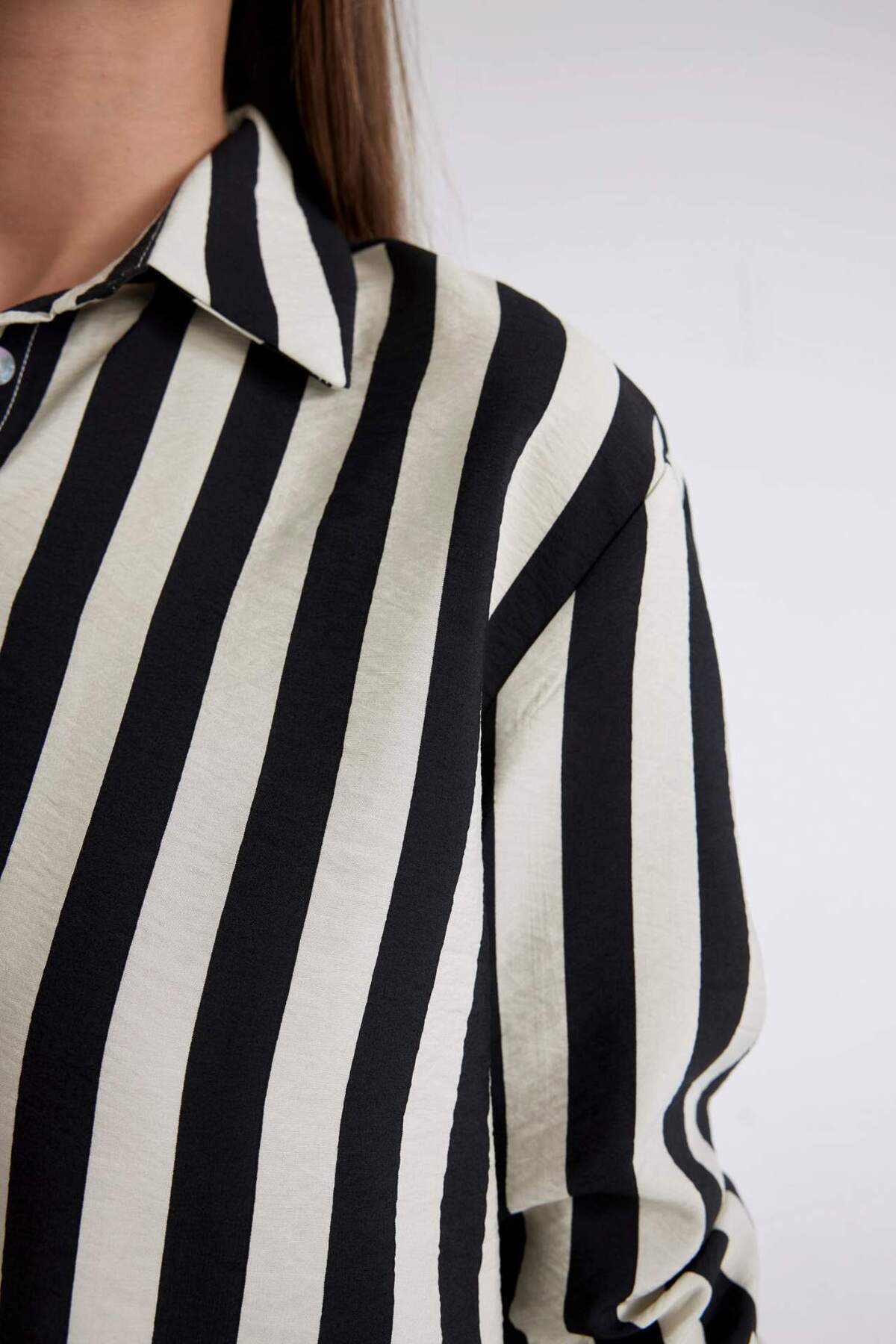 Defacto  Oversize Geniş Kalıp Çizgili Uzun Kollu Gömlek D4511AX24AU - Görsel 4