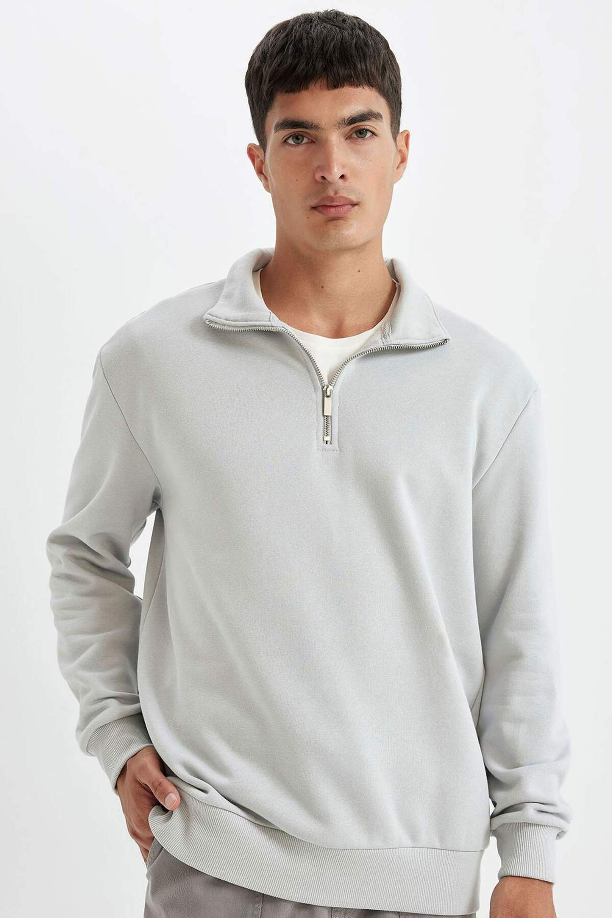 Defacto  Comfort Regular Fit Rahat Kalıp Fermuarlı Dik Yaka Basic Düz Sweatshirt X7405AZ24AU