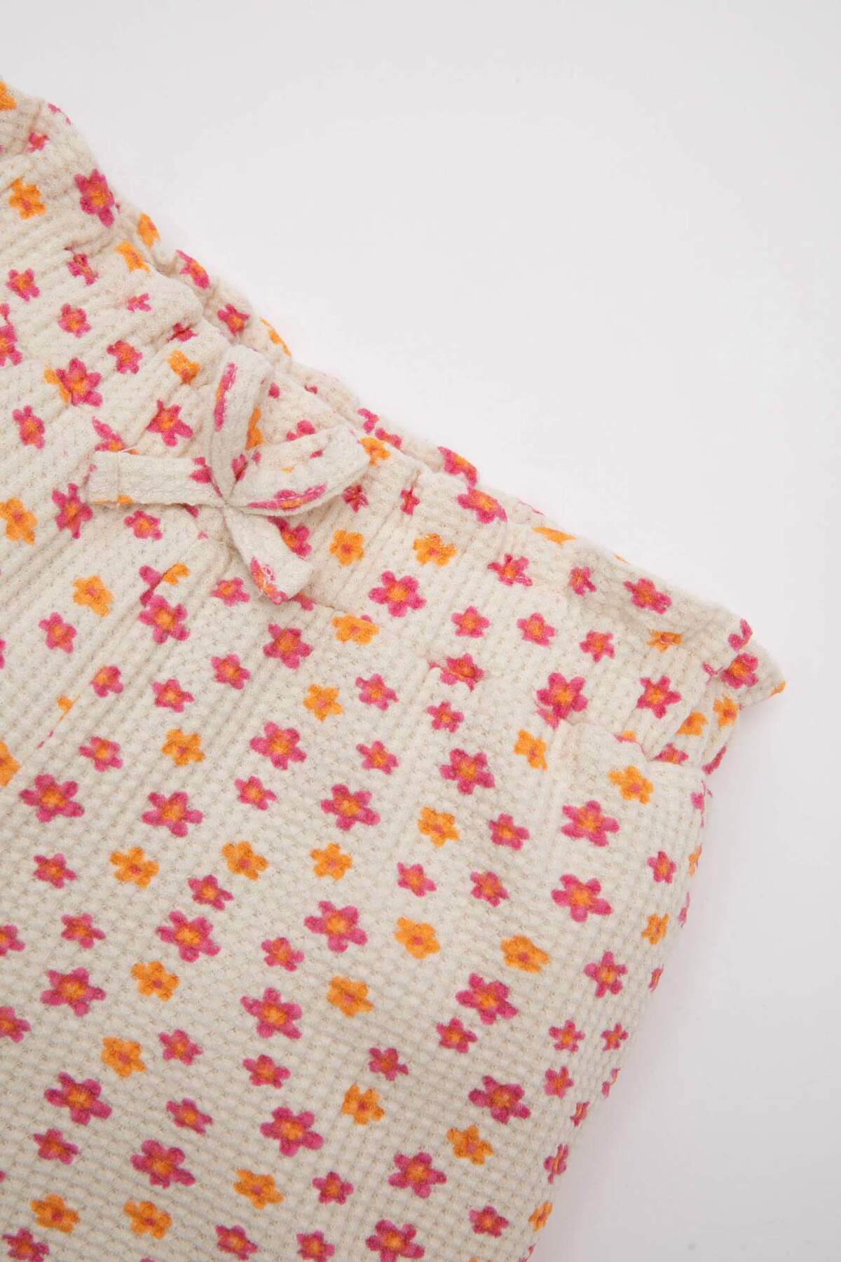 Defacto Kız Bebek Çiçekli Waffle Şort D4351A524SM fotoğrafı 2 (önizleme)