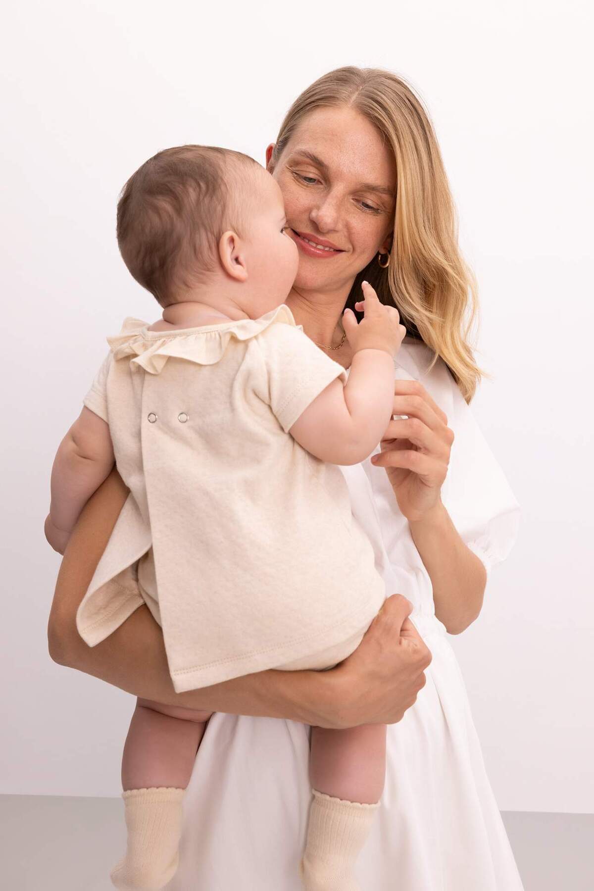 Defacto Kız Bebek 2li Takım Kısa Kollu Fırfırlı Yaka Bluz Şort C5085A524SM fotoğrafı 4 (önizleme)