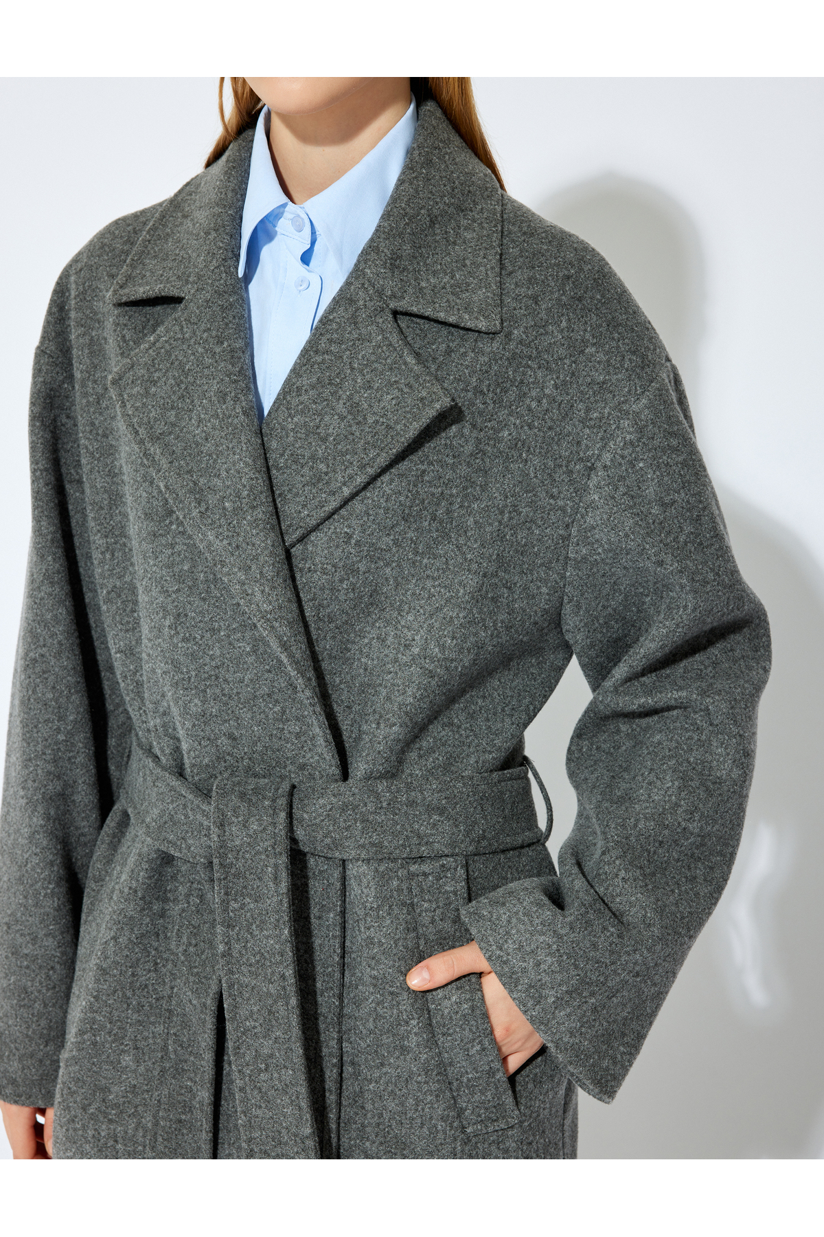 Koton  X Şahika Ercümen - Kruvaze Kemer Detaylı Cepli Uzun Kaşe Kaban - Görsel 7