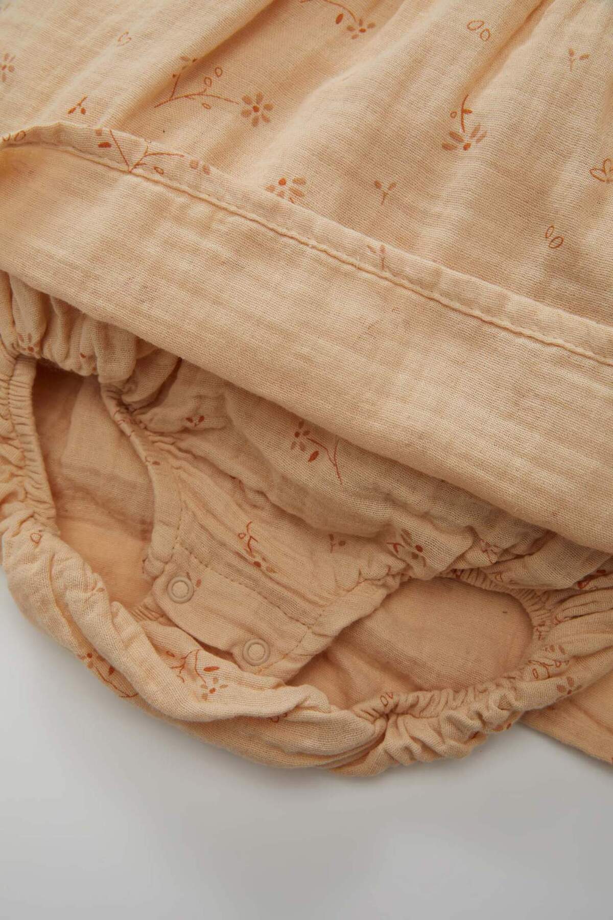 Defacto Çiçek Desenli Müslin Tulum Kız Bebek Yenidoğan C5091A524SM fotoğrafı 4 (önizleme)