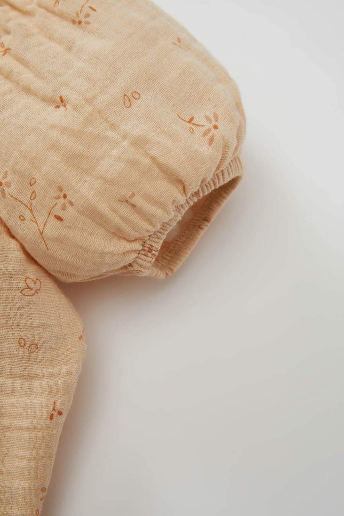 Defacto Çiçek Desenli Müslin Tulum Kız Bebek Yenidoğan C5091A524SM fotoğrafı 3 (önizleme)