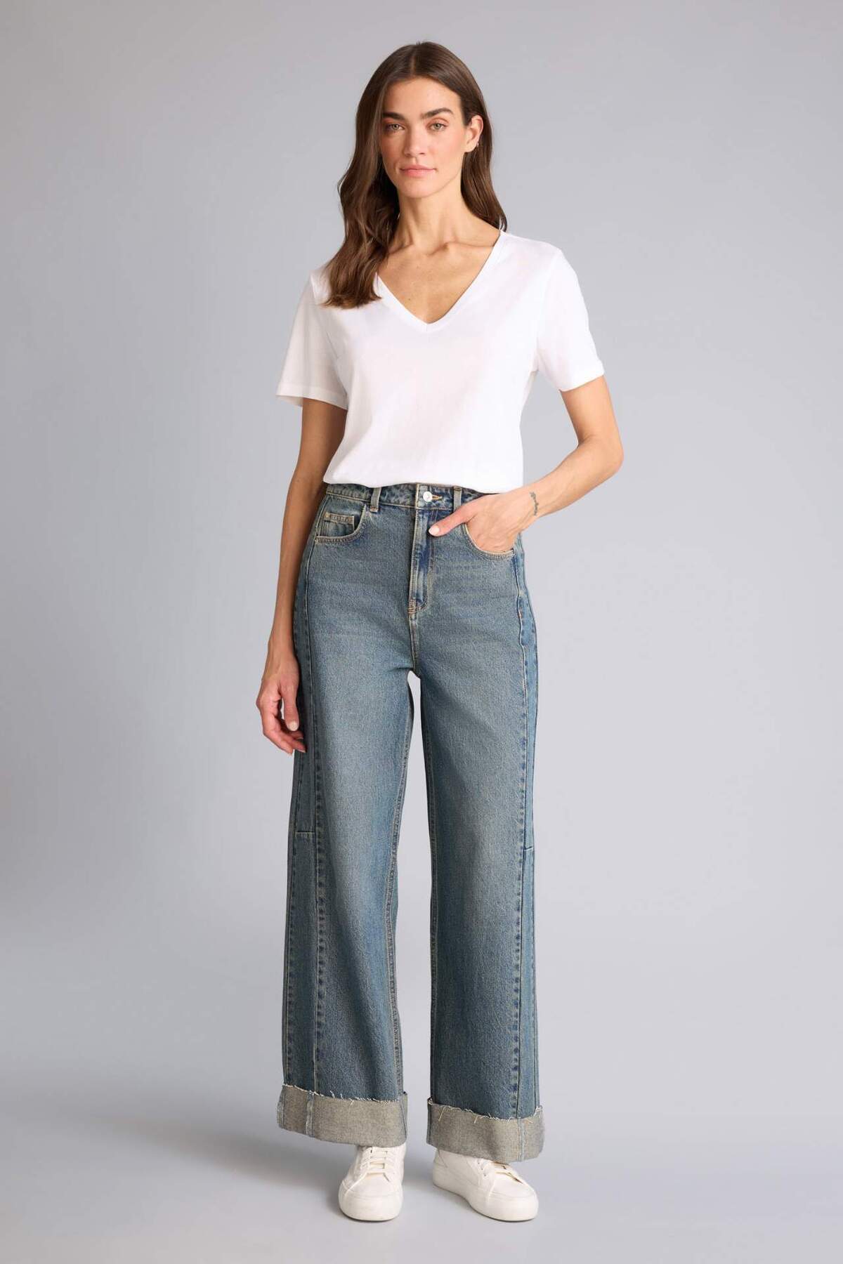 Defacto  %100 Pamuk Regular Fit V Yaka Basic Düz Kısa Kollu Tişört W9578AZ24SM - Görsel 2