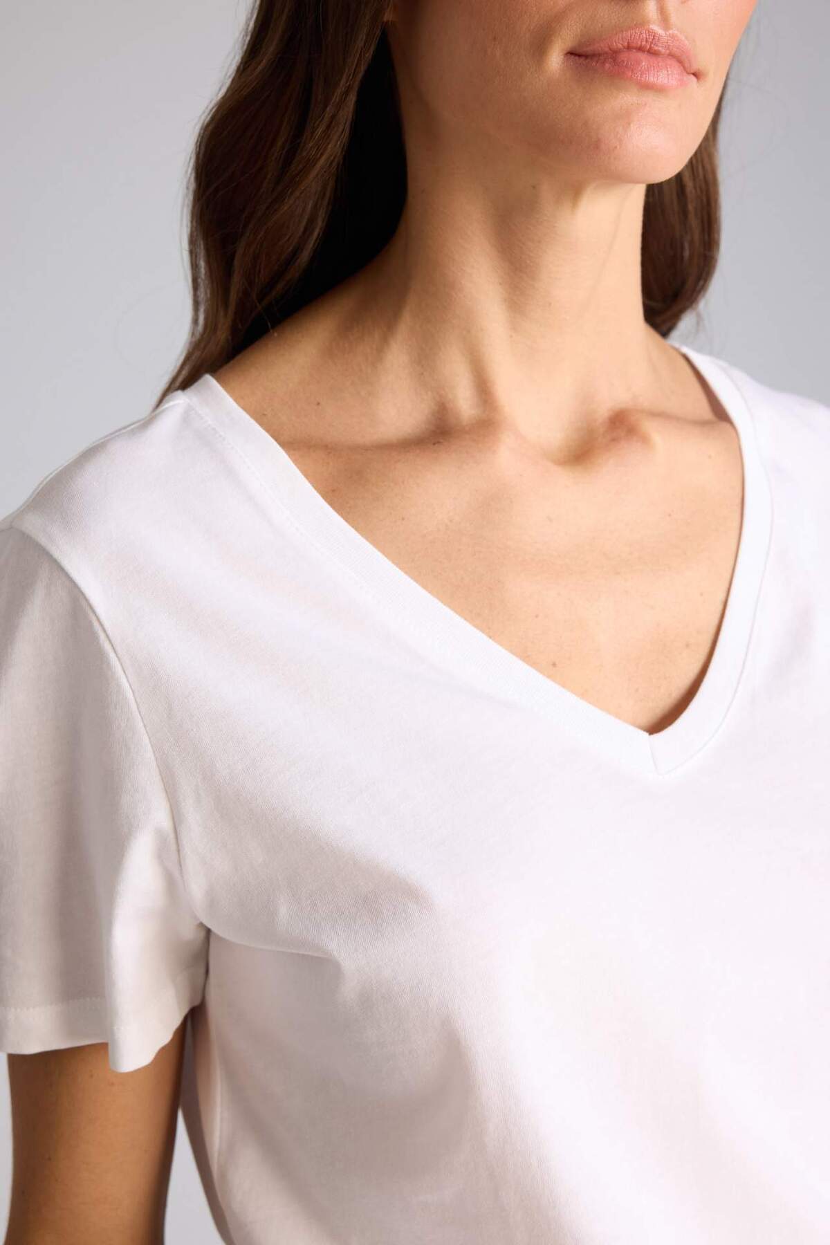 Defacto  %100 Pamuk Regular Fit V Yaka Basic Düz Kısa Kollu Tişört W9578AZ24SM - Görsel 4