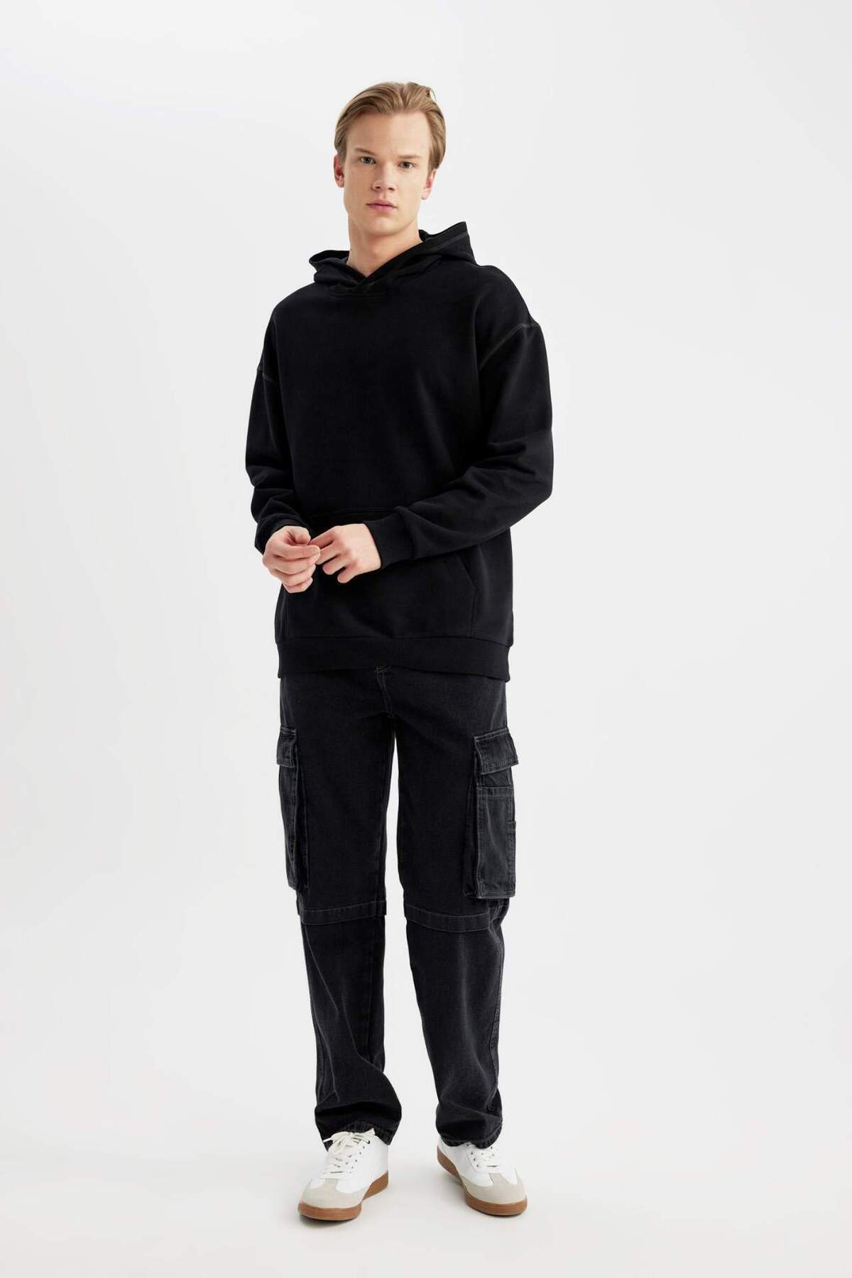 Comfort Regular Fit Rahat Kalıp Kapüşonlu Kanguru Cepli Basic Düz Sweatshirt B4446AX24SP — مشکی — تصویر 6 از 8