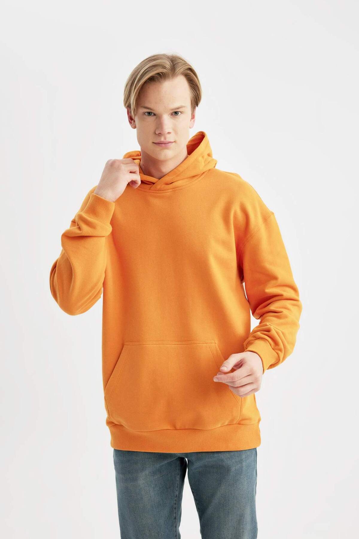 %100 Pamuk Comfort Regular Fit Rahat Kalıp Kapüşonlu Kanguru Cepli Basic Düz Sweatshirt B4446AX24SP — نارنجی — تصویر 4 از 8