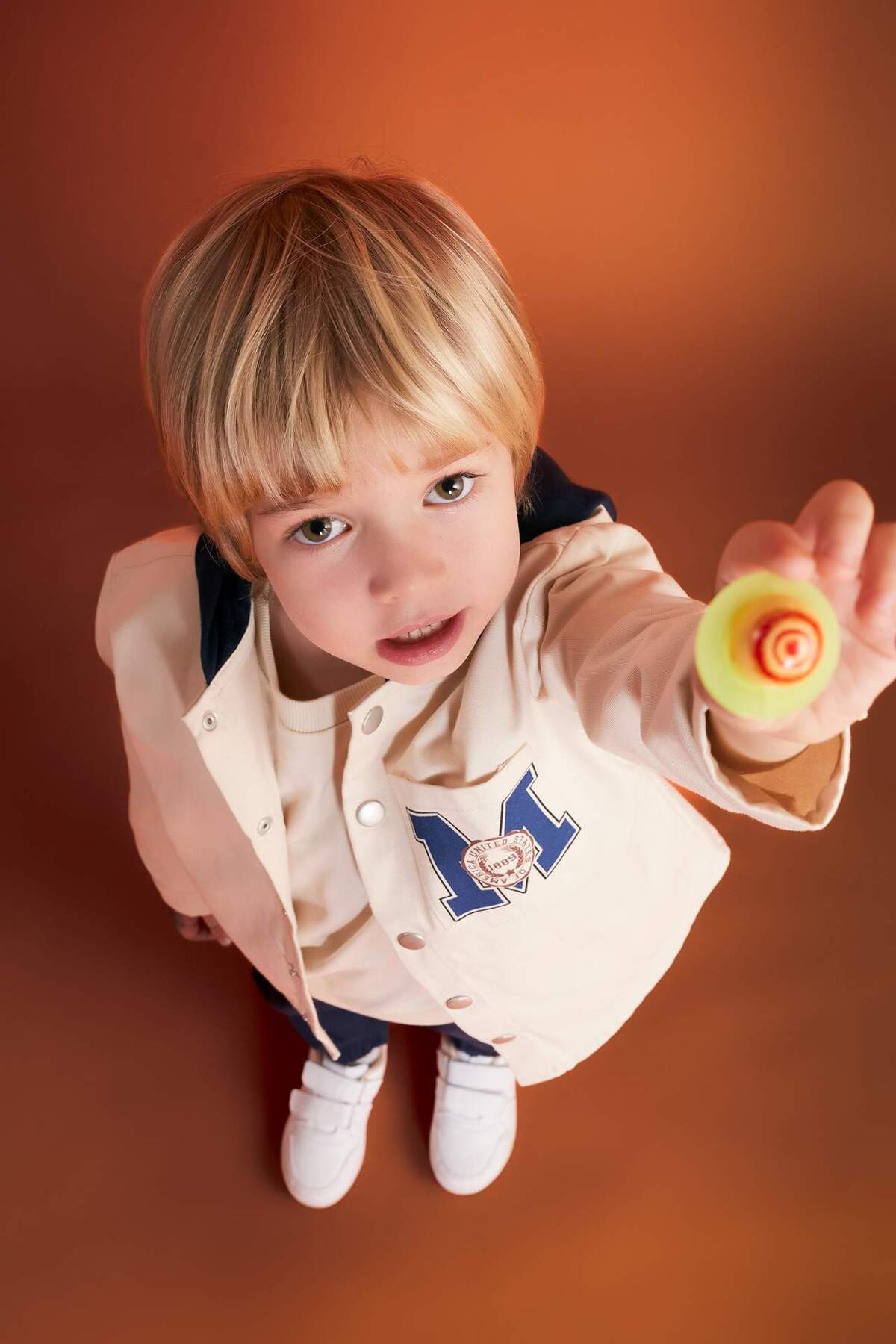 Defacto Erkek Bebek Kapüşonlu Sırt Baskılı Gabardin Uzun Kollu Gömlek B8053A524SP fotoğrafı 3 (önizleme)