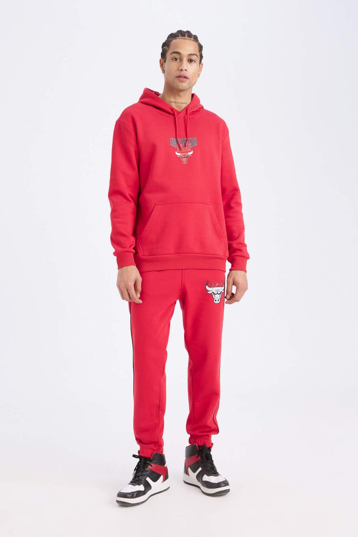 DeFacto NBA Chicago Bulls Standart Fit Kapüşonlu Sırt Baskılı Sweatshirt B3884AX25SP görsel 2