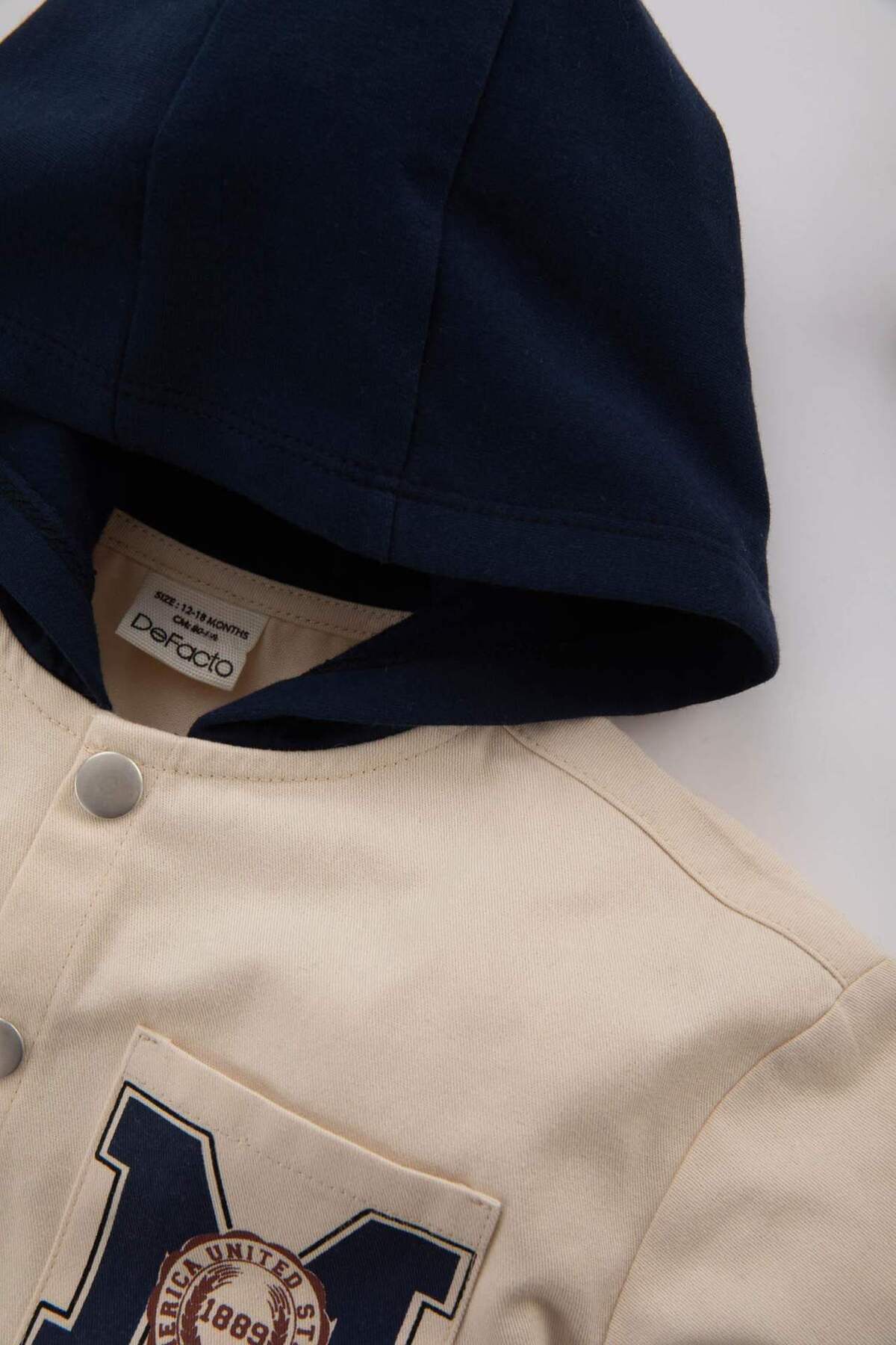 Defacto Erkek Bebek Kapüşonlu Sırt Baskılı Gabardin Uzun Kollu Gömlek B8053A524SP fotoğrafı 5 (önizleme)