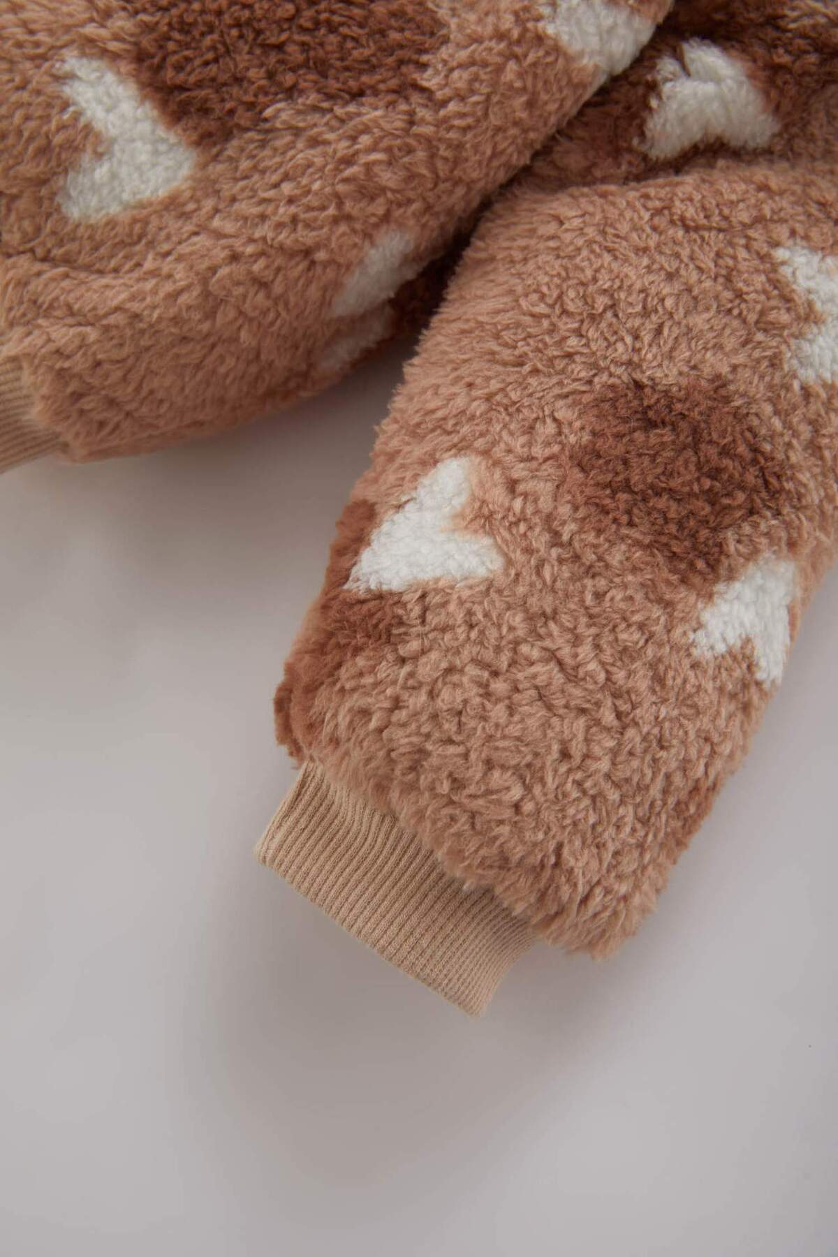 Defacto Kız Bebek Bisiklet Yaka Kalp Desenli Welsoft Pelüş Sweatshirt B3347A523WN fotoğrafı 3 (önizleme)