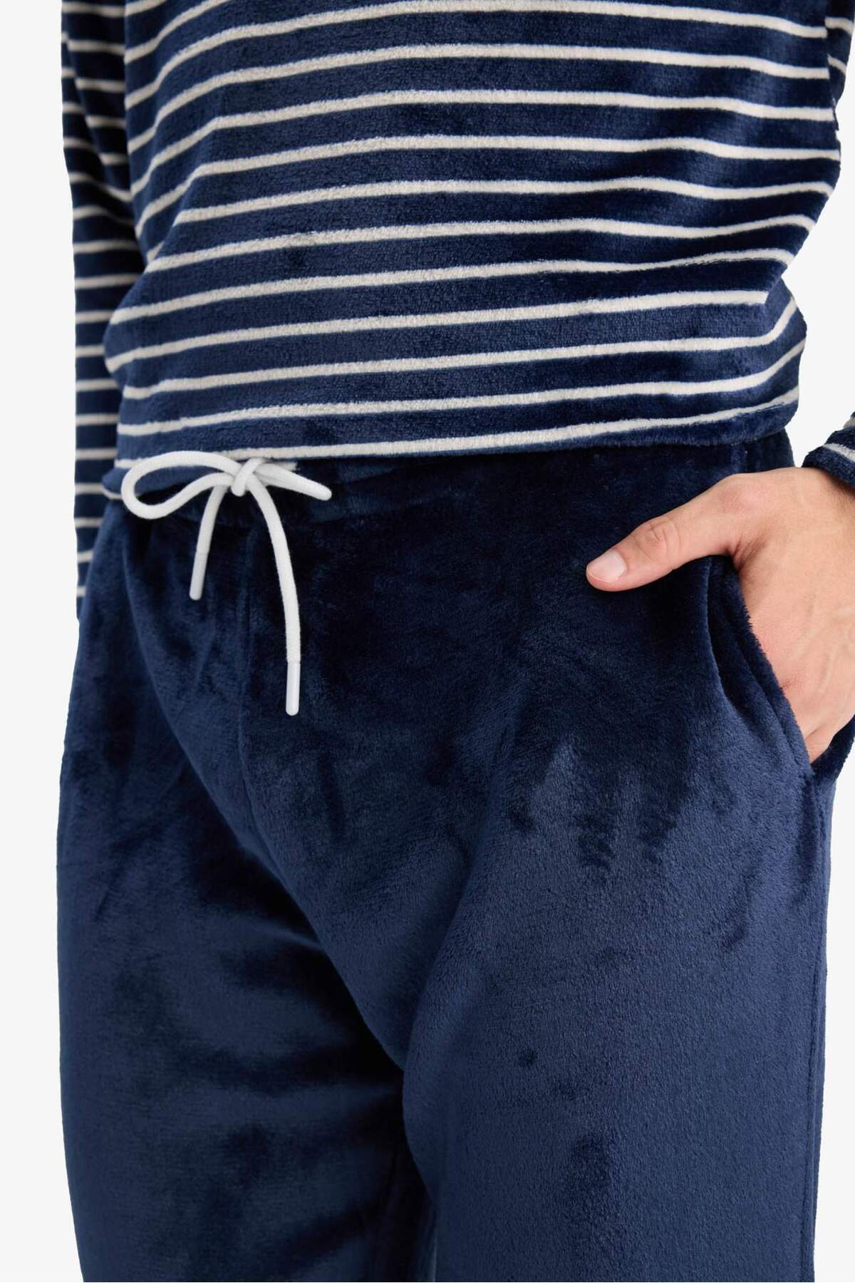 DeFacto Ultra Yumuşak Regular Fit Polar Bisiklet Yaka Çizgili Uzun Kollu Üst Alt Pijama Takımı A3443AX23AU görsel 6