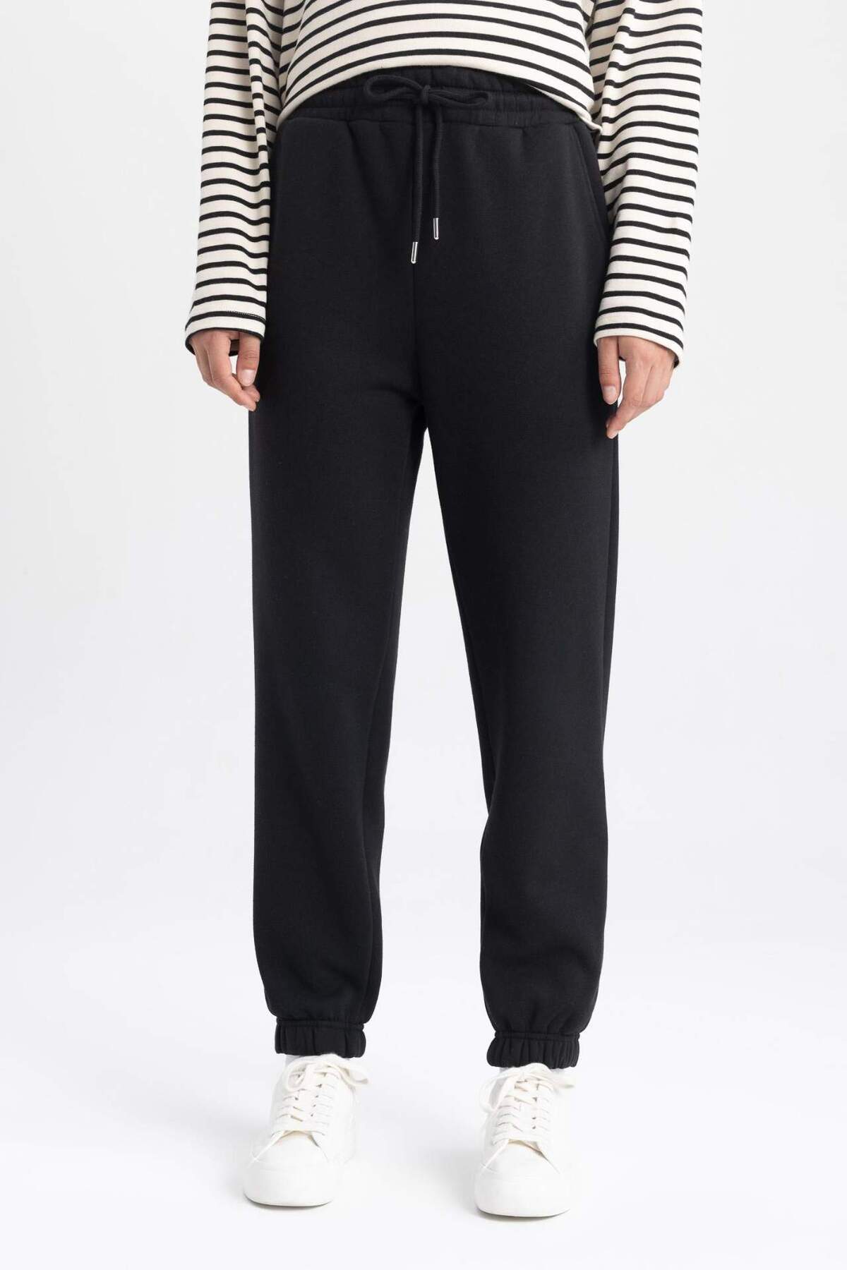DeFacto Jogger Fit Basıc Düz Kalın Sweatshirt Kumaşı Pantolon W1505AZ23WN