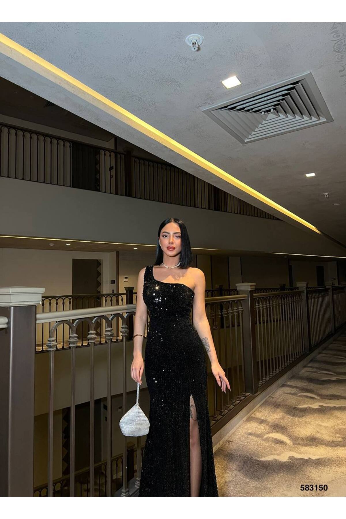 WoolnClyde  Kadın Siyah Kadife Kumaş Tek Omuz Yırtmaçlı Sırt Detay Astarlı Pullu Maxi Abiye Elbise - Görsel 4