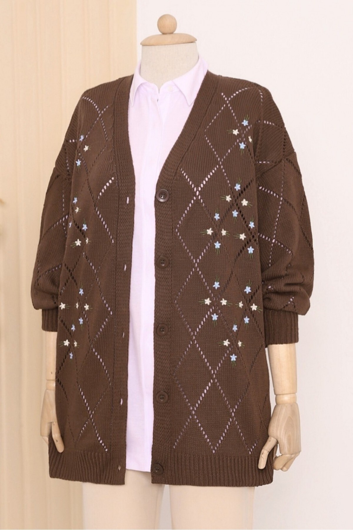 HİJABAYA  Ajurlu çiçek Nakışlı Düğmeli Triko Hırka - Görsel 3