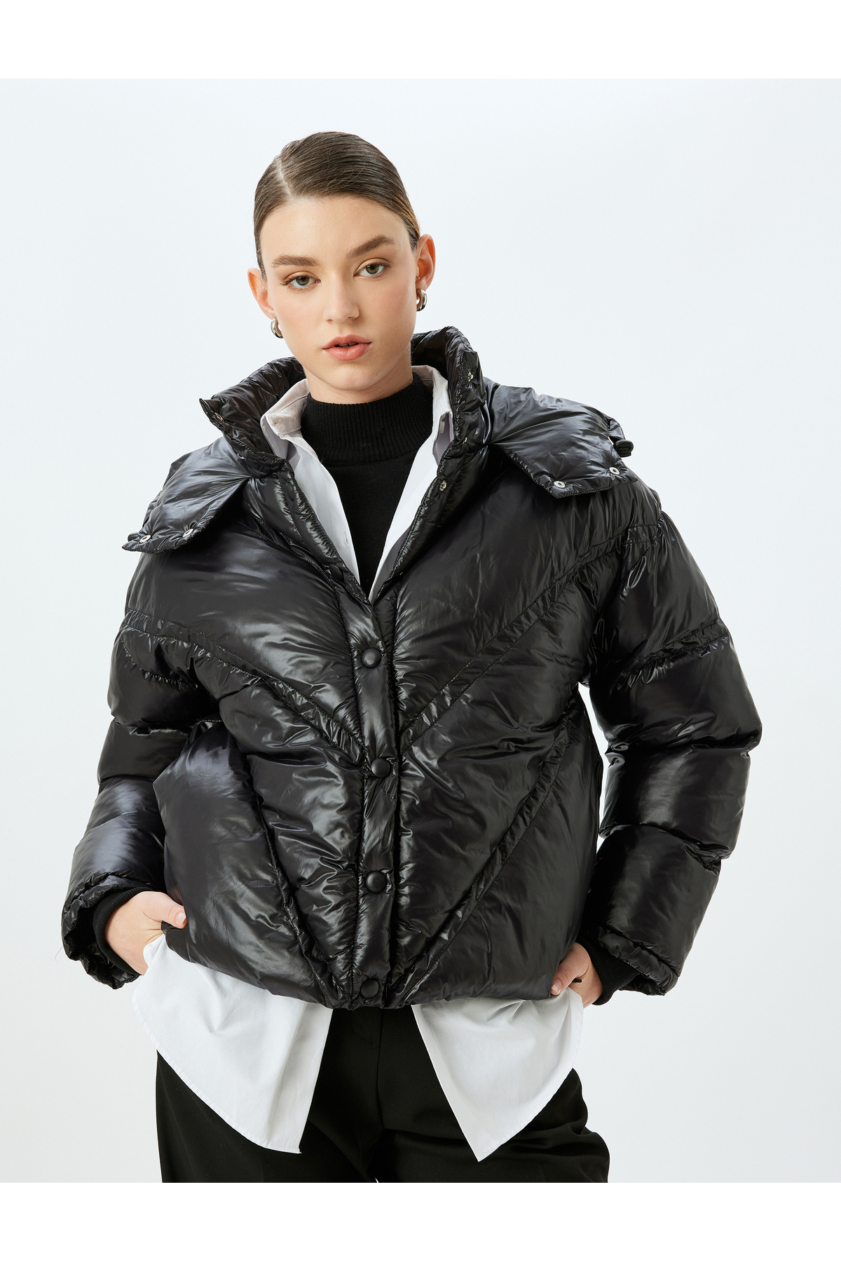 Koton  Çıt Çıt Düğme Kapamalı Cepli Parlak Kapitone Kapüşonlu Crop Şişme Mont - Görsel 3