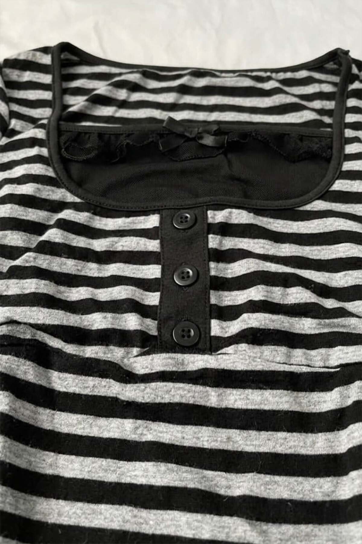 Köstebek  Siyah Gri Çizgili Düğme Detaylı Dantelli Vintage Y2K Kısa Kollu Crop - Görsel 2