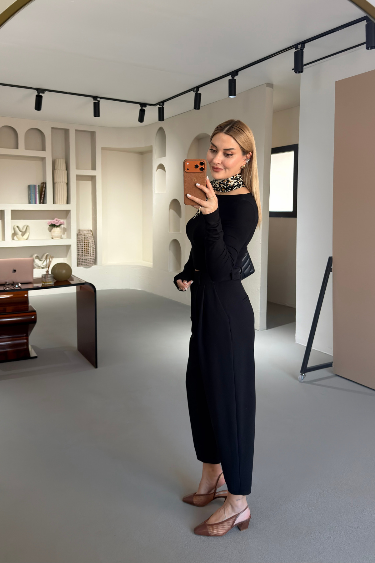 Sezgi Tekin  Çift Düğme Detay Piliseli Siyah Slouchy Pantolon - Görsel 4