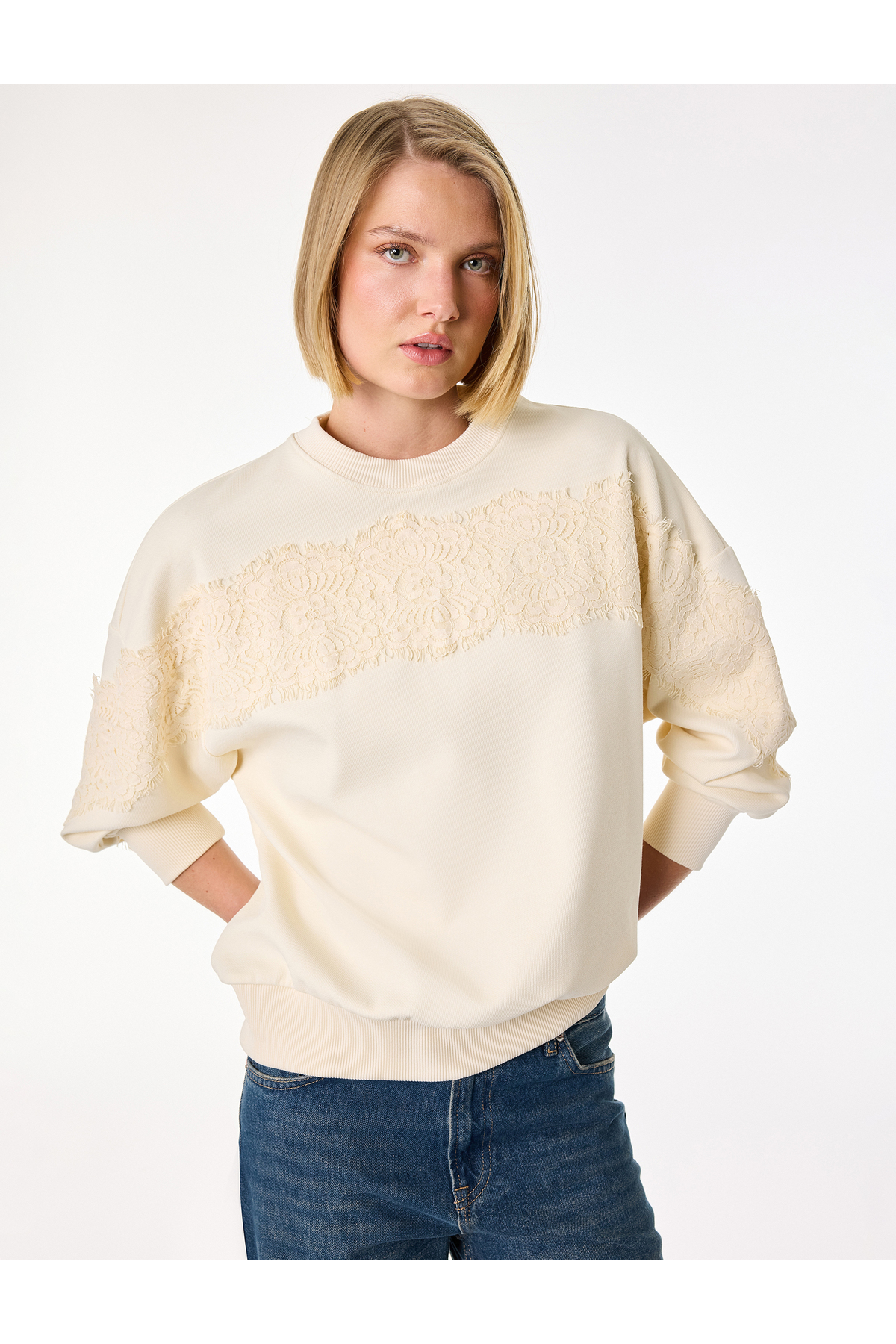 Koton  Uzun Kollu Bisiklet Yaka Dantel Detaylı Sweatshirt
