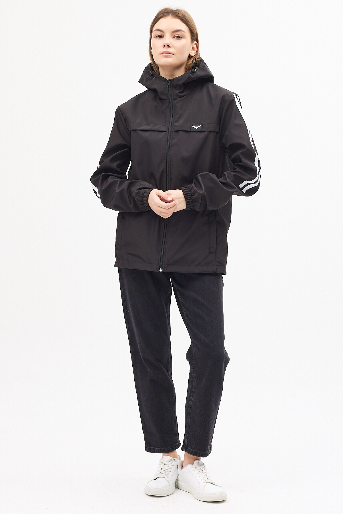 LEVEL HİGH  Kadın Spor Yağmurluk Siyah – Kapüşonlu, Beyaz Şerit Detaylı, Hafif Rüzgarlık, Outdoor Mevsimlik - Görsel 6