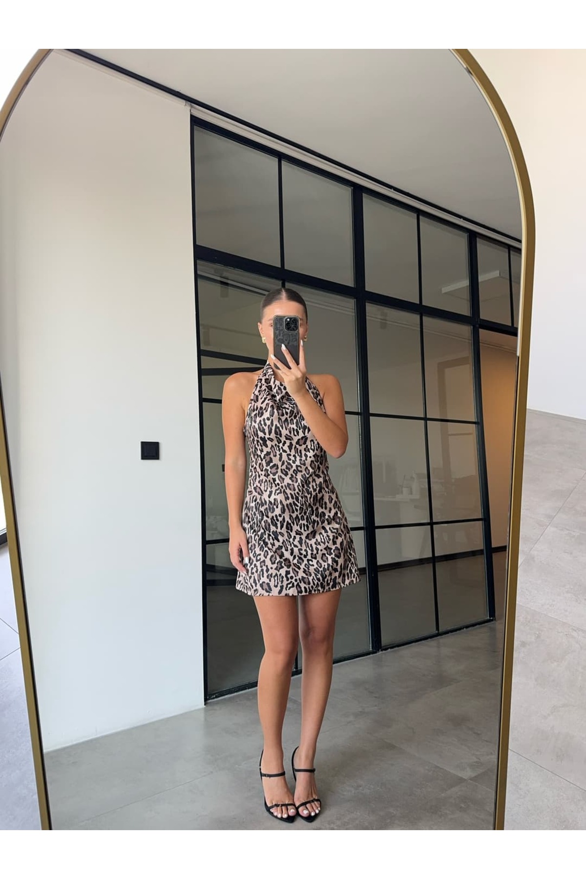 BB Bensu Buyruk  BOYUNDAN BAĞLAMALI MİNİ SATEN ELBİSE LEOPAR - Görsel 4
