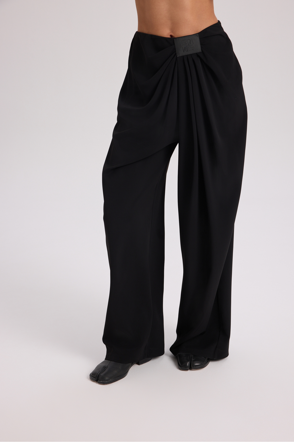 MAI STUDIOS CO.  Loose Pile Detaylı Siyah Dökümlü Pantolon - Görsel 3