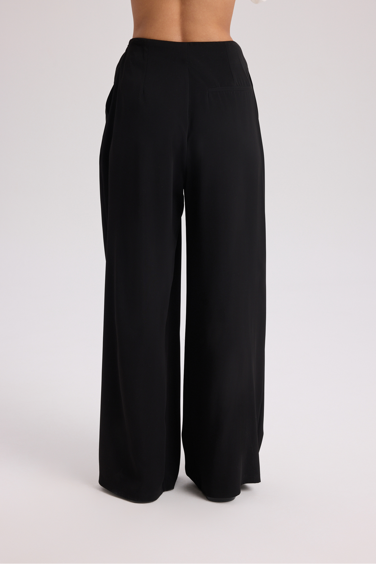 MAI STUDIOS CO.  Loose Pile Detaylı Siyah Dökümlü Pantolon - Görsel 5