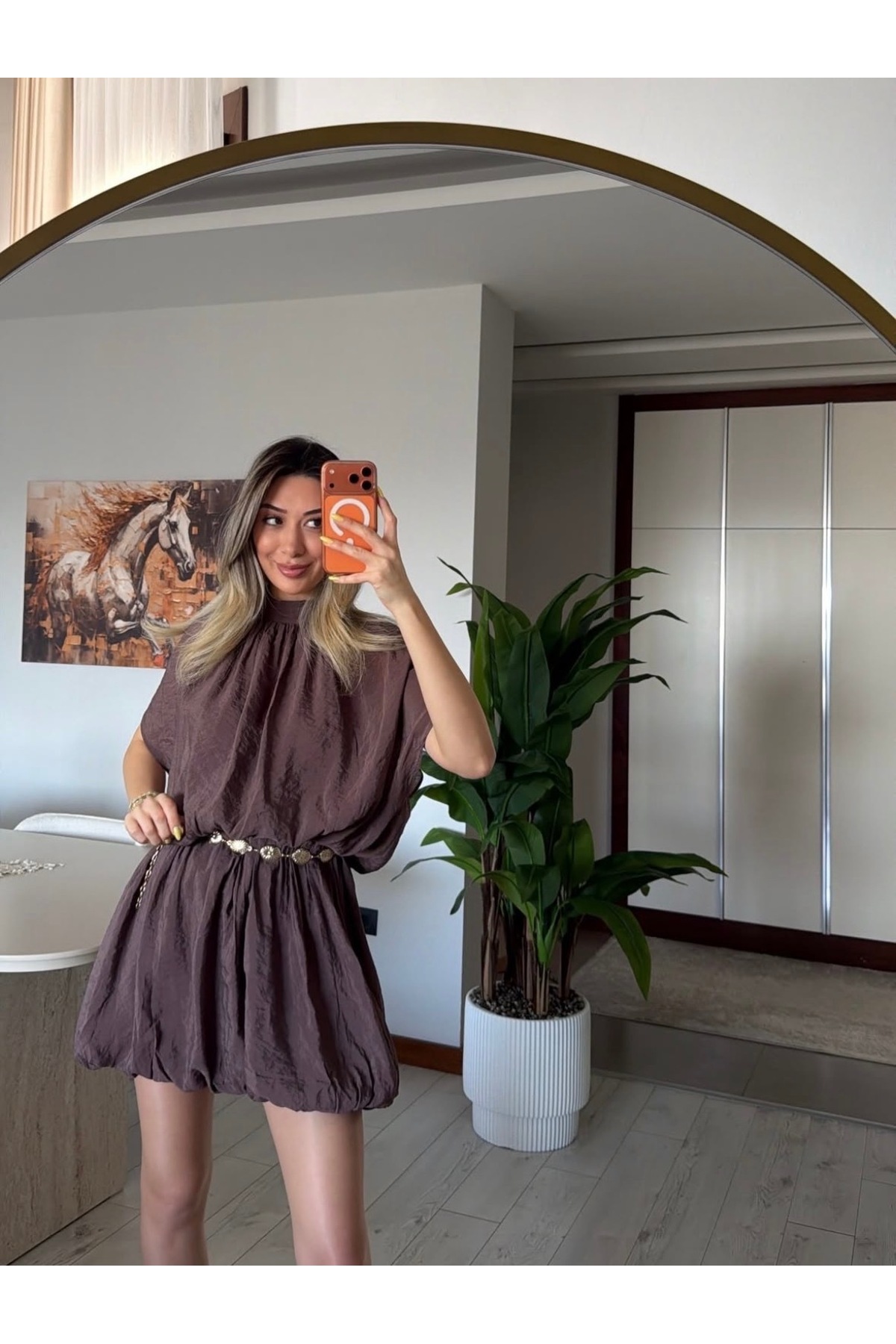 Quzu  Zincir Kemer Detaylı Kahverengi Trend Tül Elbise