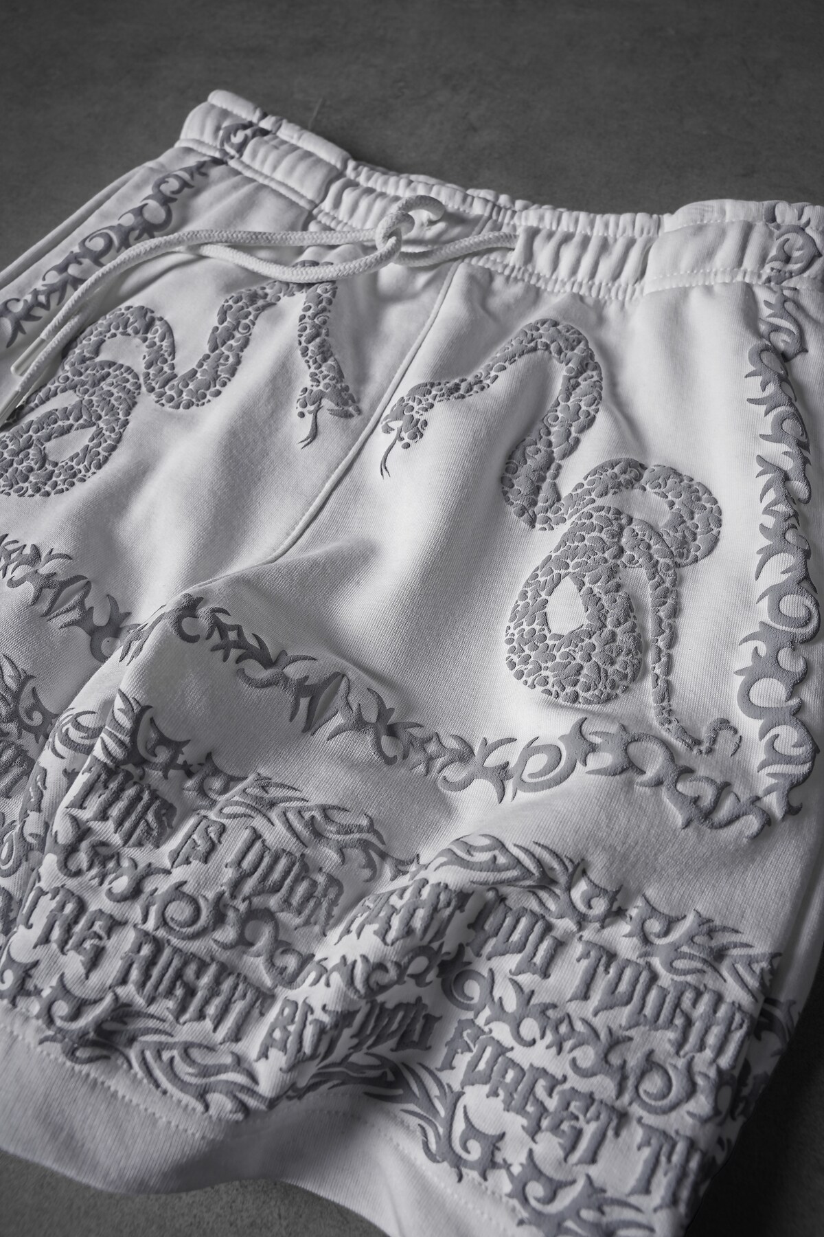 Slatra  Erkek Beyaz Soul Glitch Kabartma Baskı Diz Üstü Şort - Görsel 2