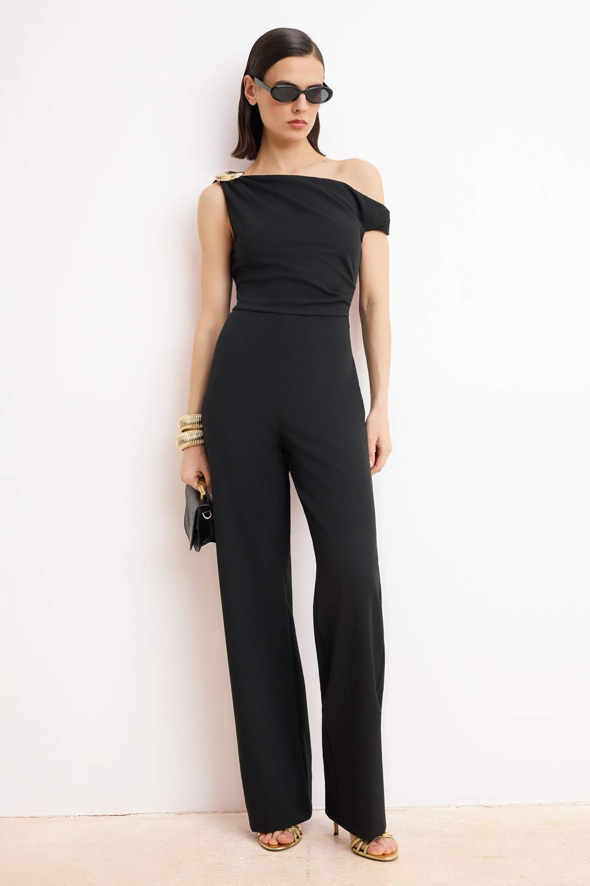 Trendyol Collection Schwarzer gewebter Overall mit U-Boot-Ausschnitt TPRSS26T...