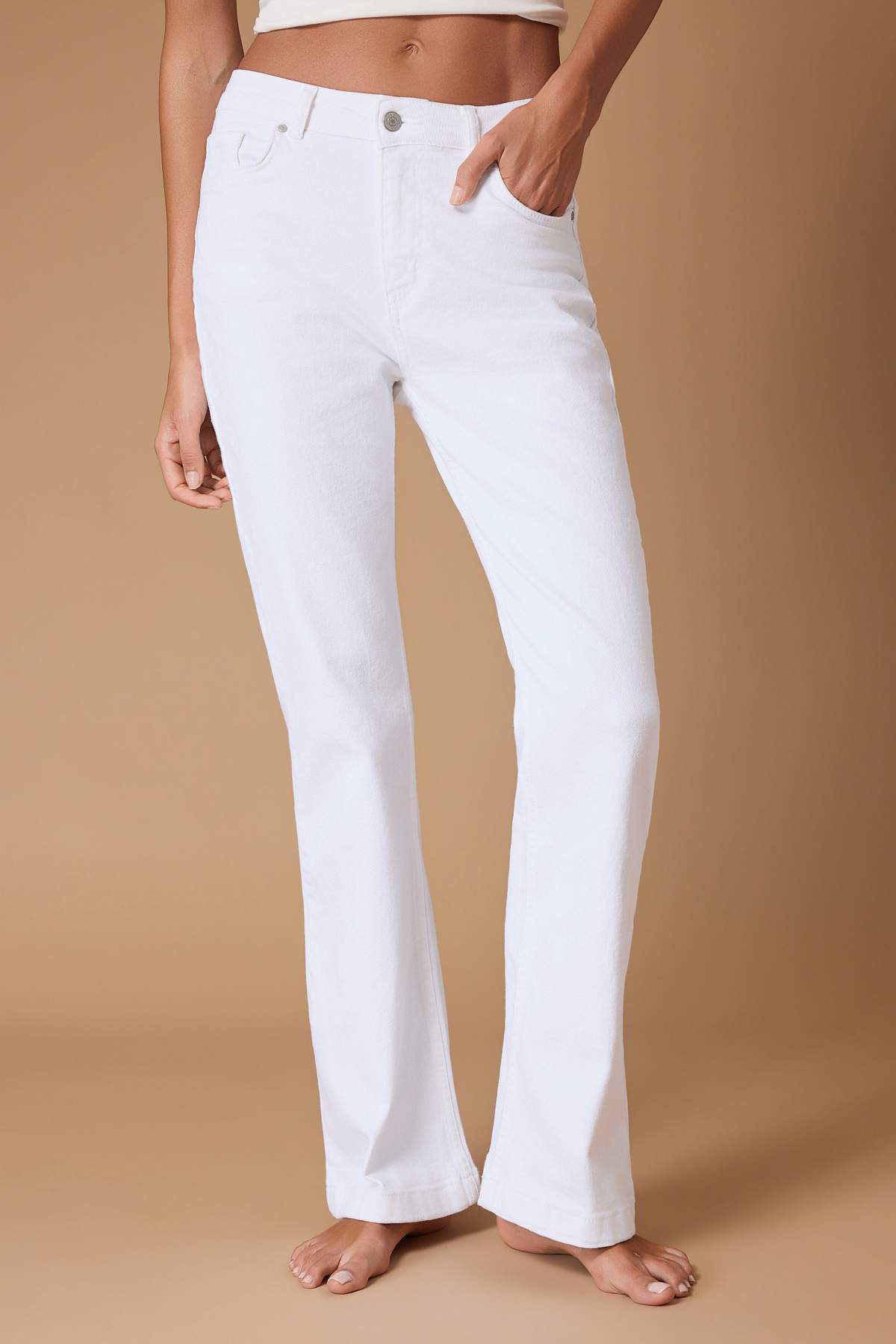 Trendyolmilla  Beyaz Yüksek Bel Comfort/Esnek İspanyol Paça Flare Jeans TWOAW26JE00047 - Görsel 3