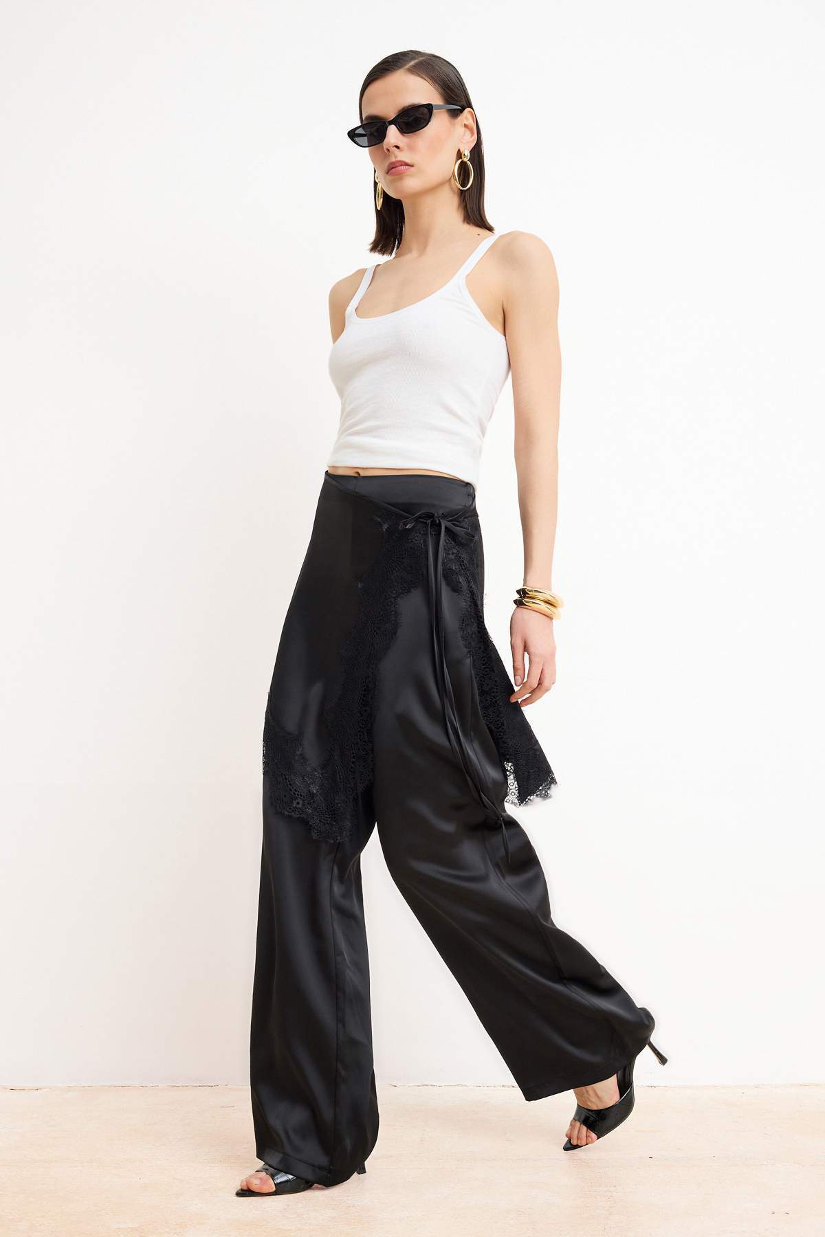 Trendyolmilla  Siyah Şal Detaylı Saten Wide Leg Saten Pantolon TPRSS26PL00007 - Görsel 2