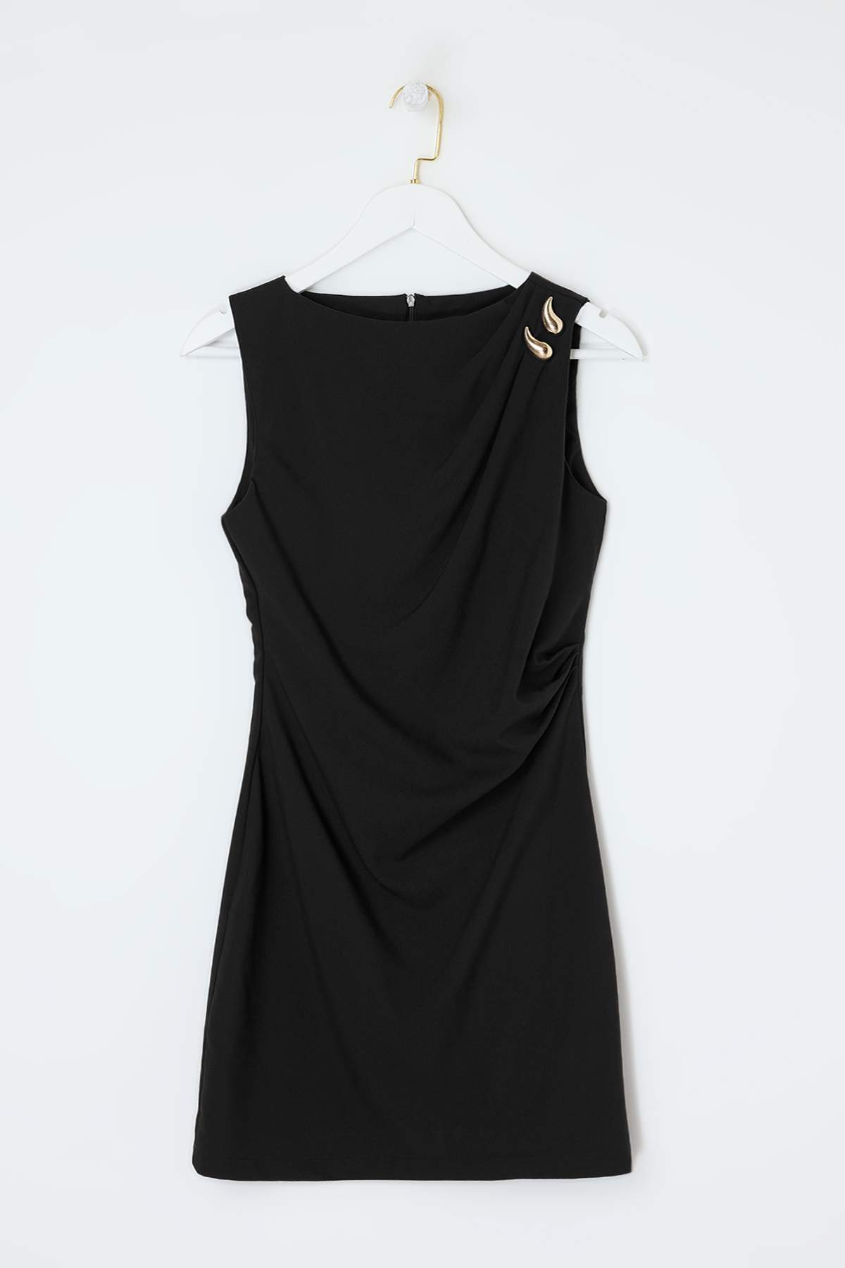 Trendyolmilla  Siyah Beli Büzgülü Omzu Aksesuarlı Elbise TDRSS26EL00029