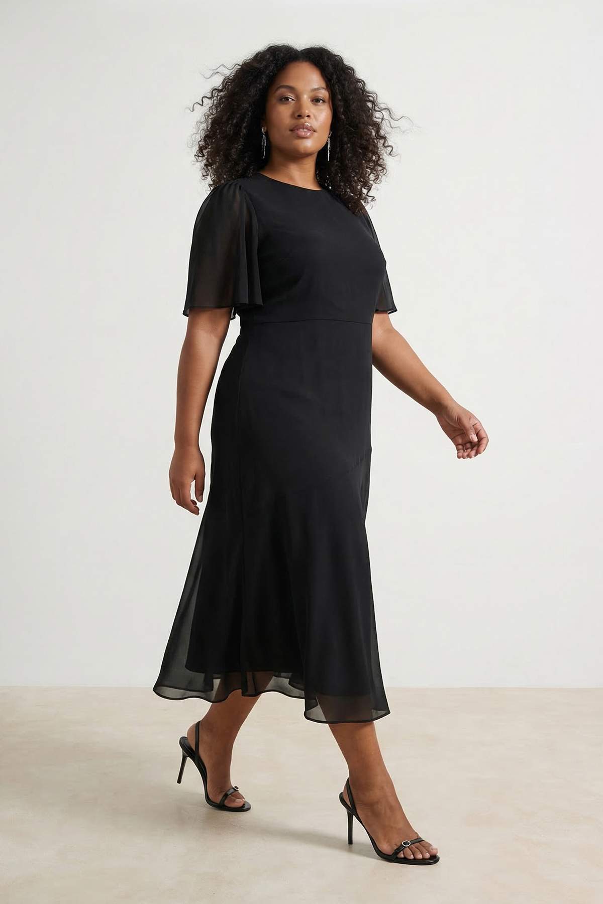 Trendyol Curve Schwarzes Chiffon-Webkleid in Übergröße TBBSS26AH00021