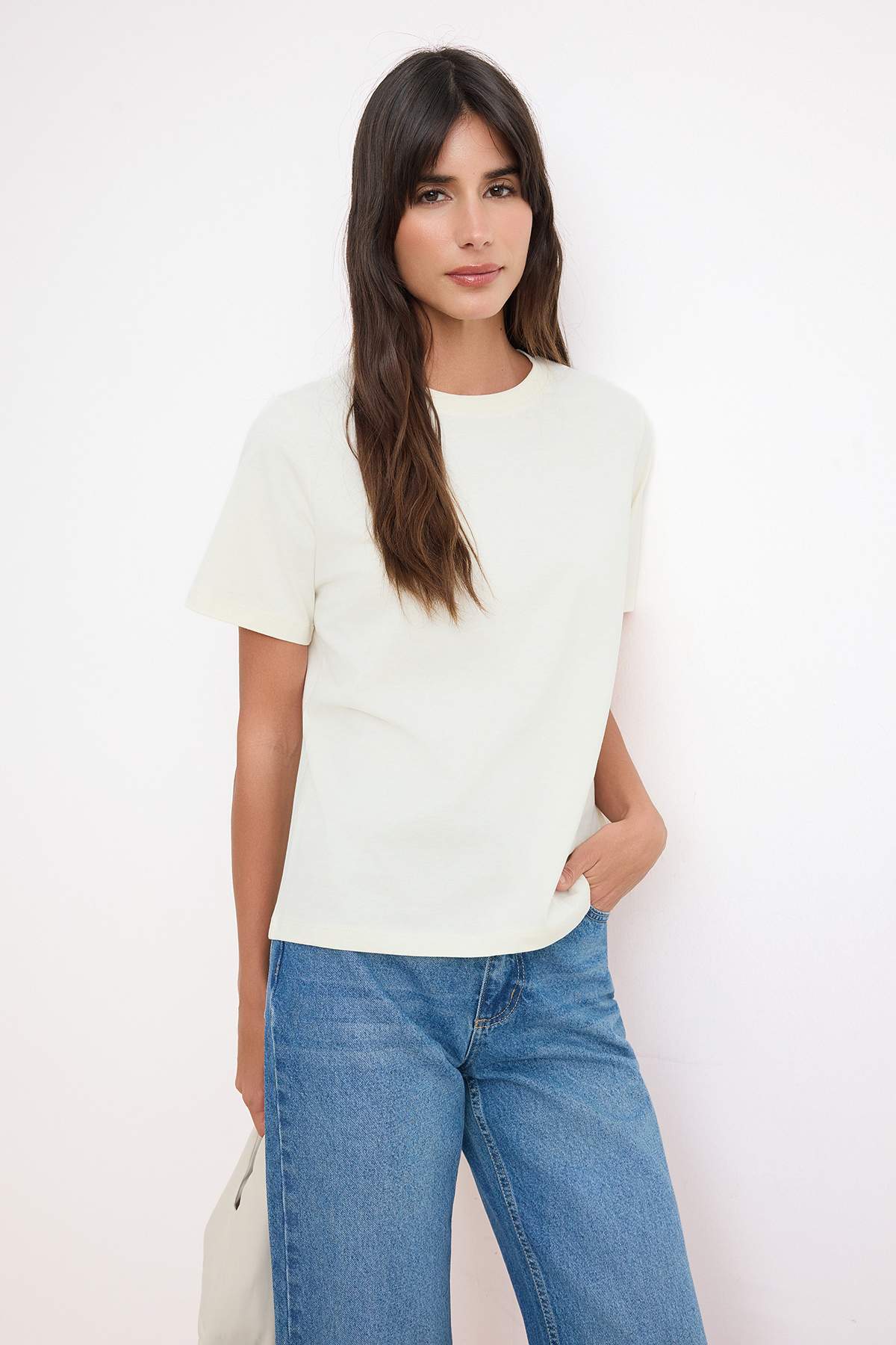 Trendyolmilla Ekru Fırçalı Yumuşak Dokulu Regular/Normal Kalıp %100 Pamuk Örme T-Shirt TWOSS26TS00131