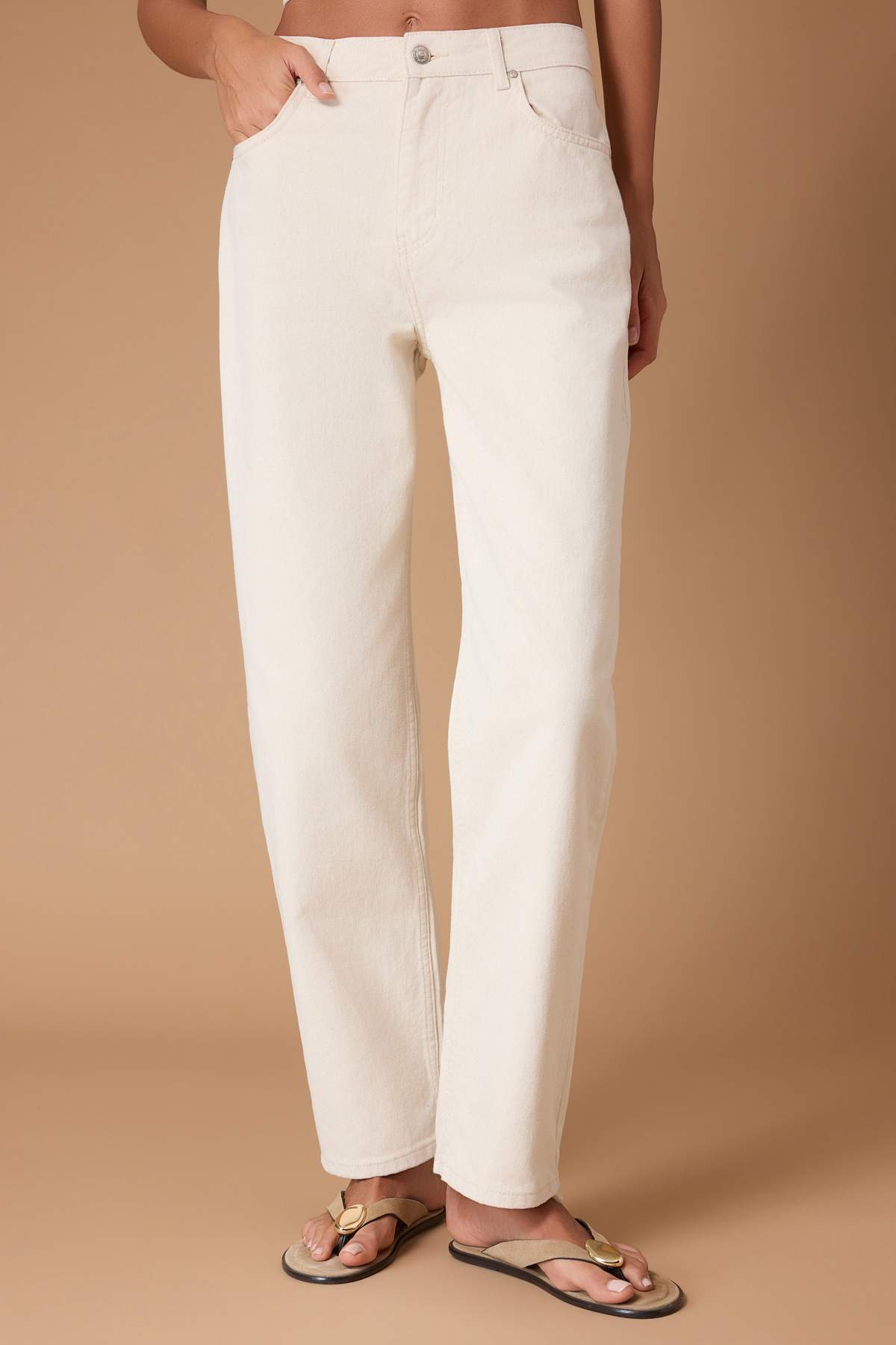 Trendyolmilla  Ekru Yüksek Bel YENİ MOM %100 Pamuk Non-Stretch Jeans TWOAW26JE00273 - Görsel 3