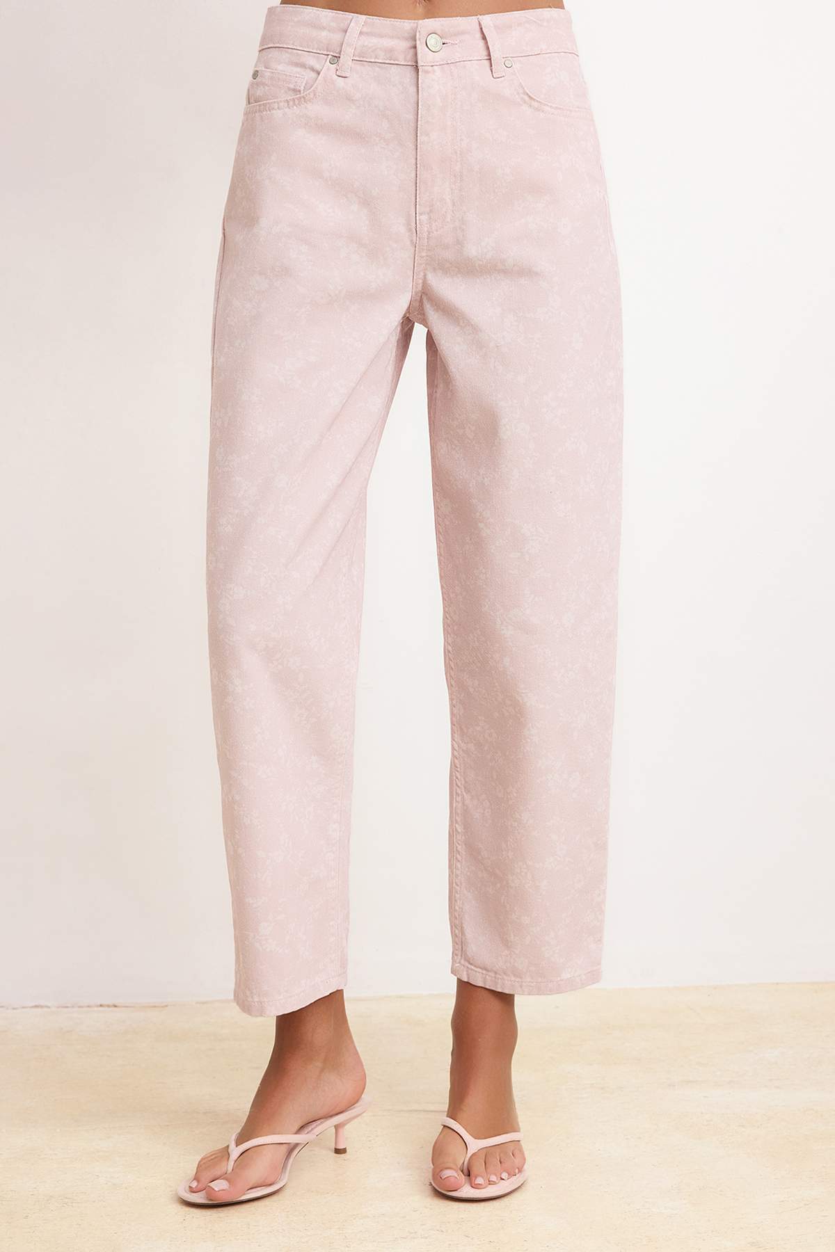 Trendyolmilla  Pembe DÖKÜMLÜ Çiçek Baskılı %100 Pamuk Yüksek Bel Barrel Jeans TWOSS26JE00231 - Görsel 3