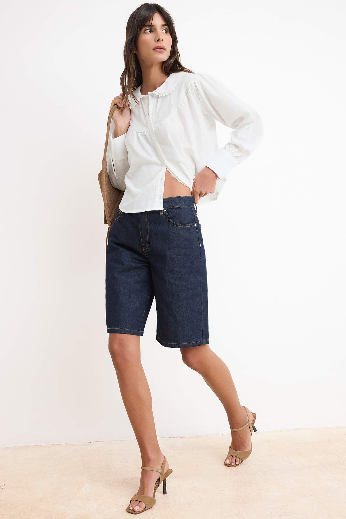 Trendyolmilla  Beyaz Dantel Garnili Büzgülü Pamuklu Gömlek TWOSS26GO00084 - Görsel 2