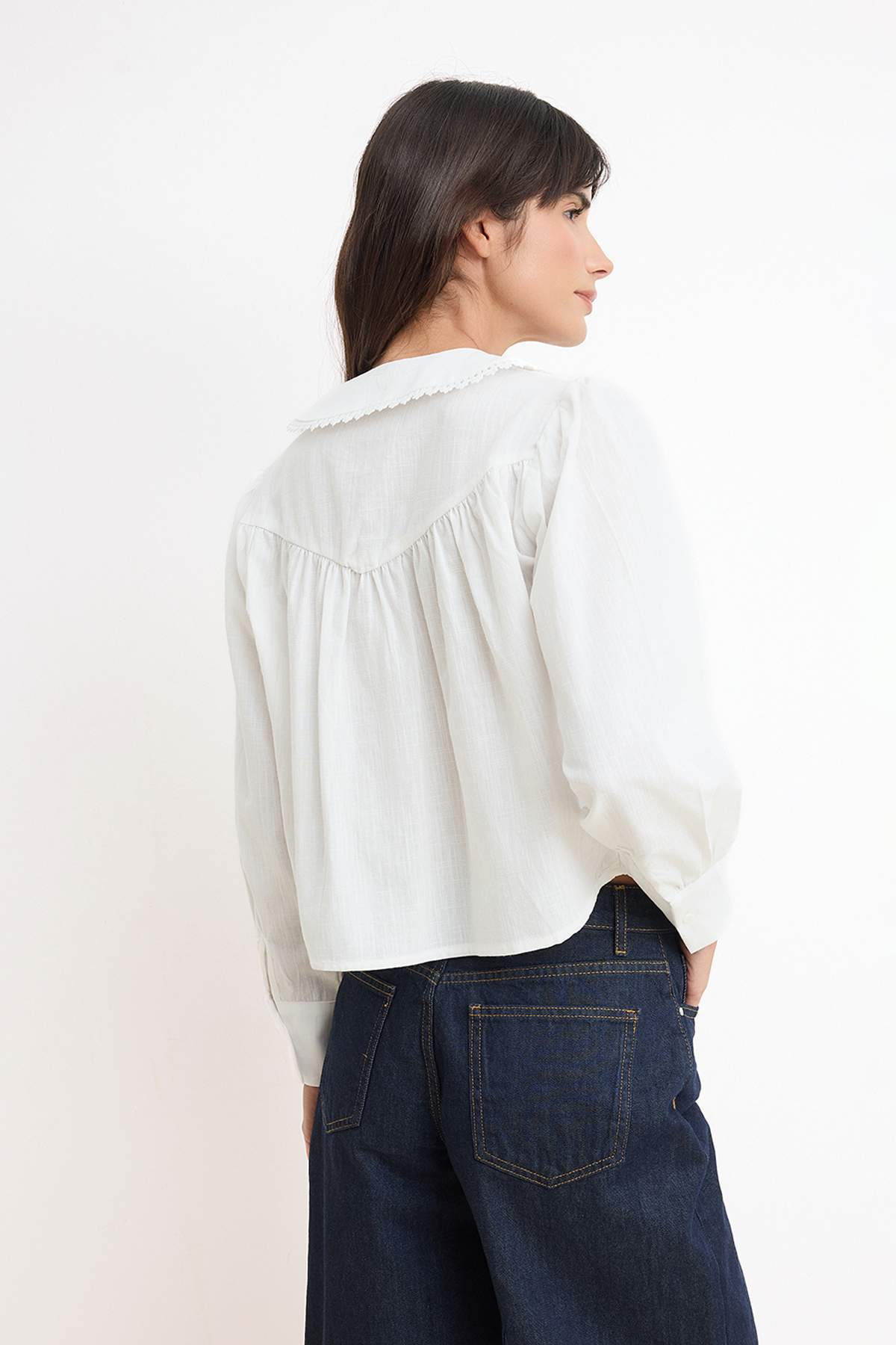 Trendyolmilla  Beyaz Dantel Garnili Büzgülü Pamuklu Gömlek TWOSS26GO00084 - Görsel 4