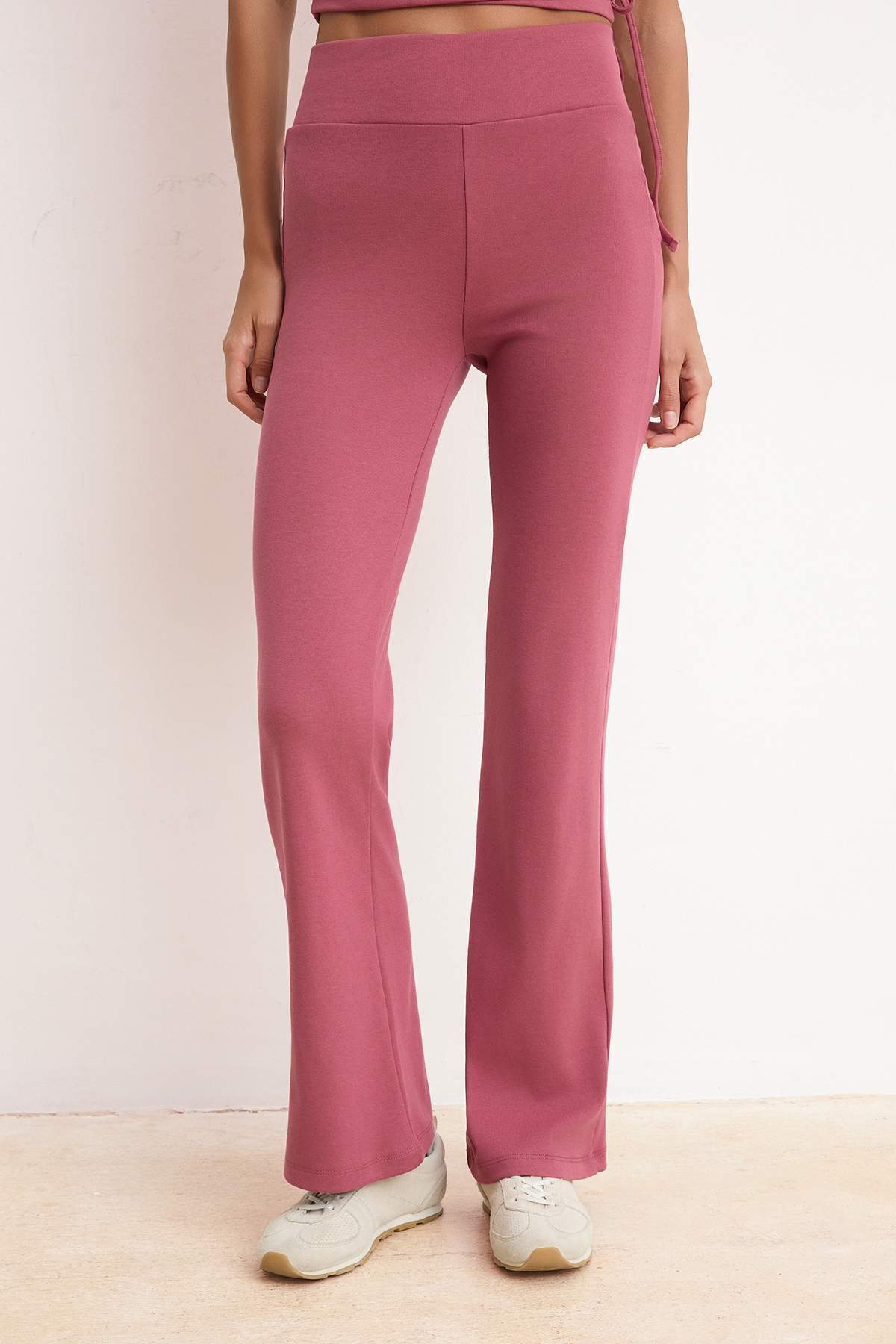 Trendyolmilla  Gül Kurusu Fitted/Vücuda Oturan İspanyol Paça Pamuk Ribana Örme Alt-Üst Takım TWOSS26AU00082 - Görsel 3