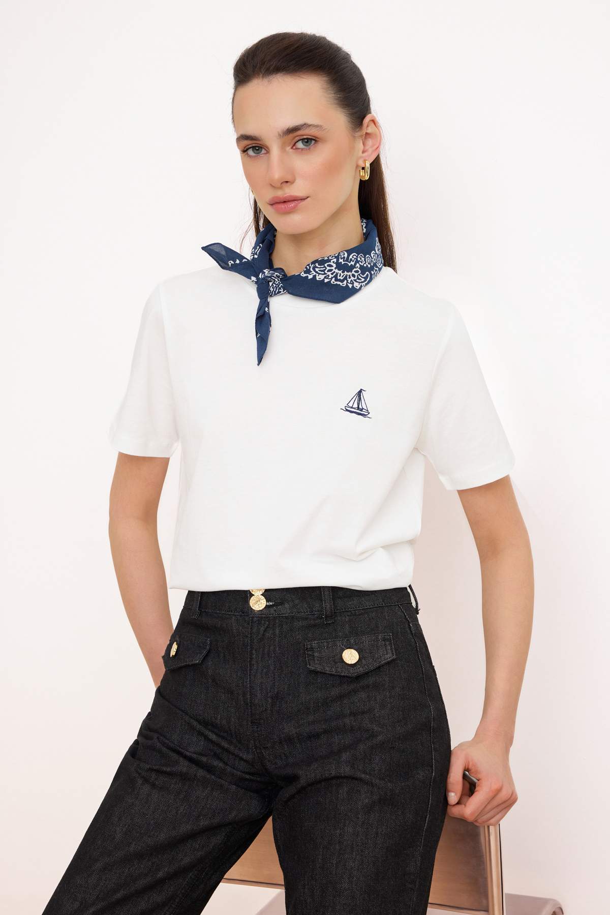 Trendyolmilla  Ekru Nakışlı / İşlemeli Fitted/Vücuda Oturan Kısa Kollu Pamuk Ribana Örme T-Shirt TWOSS26TS00162