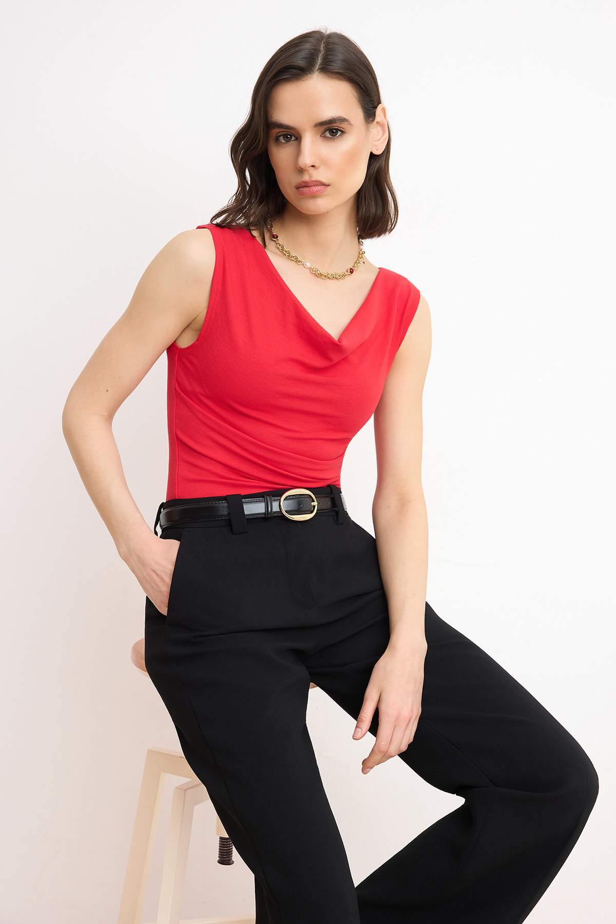 Trendyolmilla Kırmızı Fitted/Vücuda Oturan Degaje Yaka Kolsuz Yumuşak Örme Bluz TWOSS26BZ00464