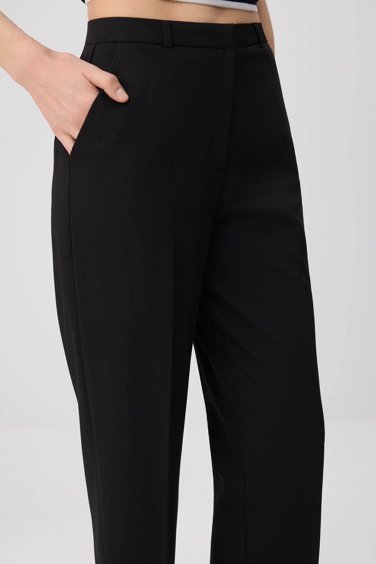 Trendyolmilla  Siyah Özel Koleksiyon Saten Yüzeyli Cigarette Kumaş Pantolon TWOSS26PL00030 - Görsel 4