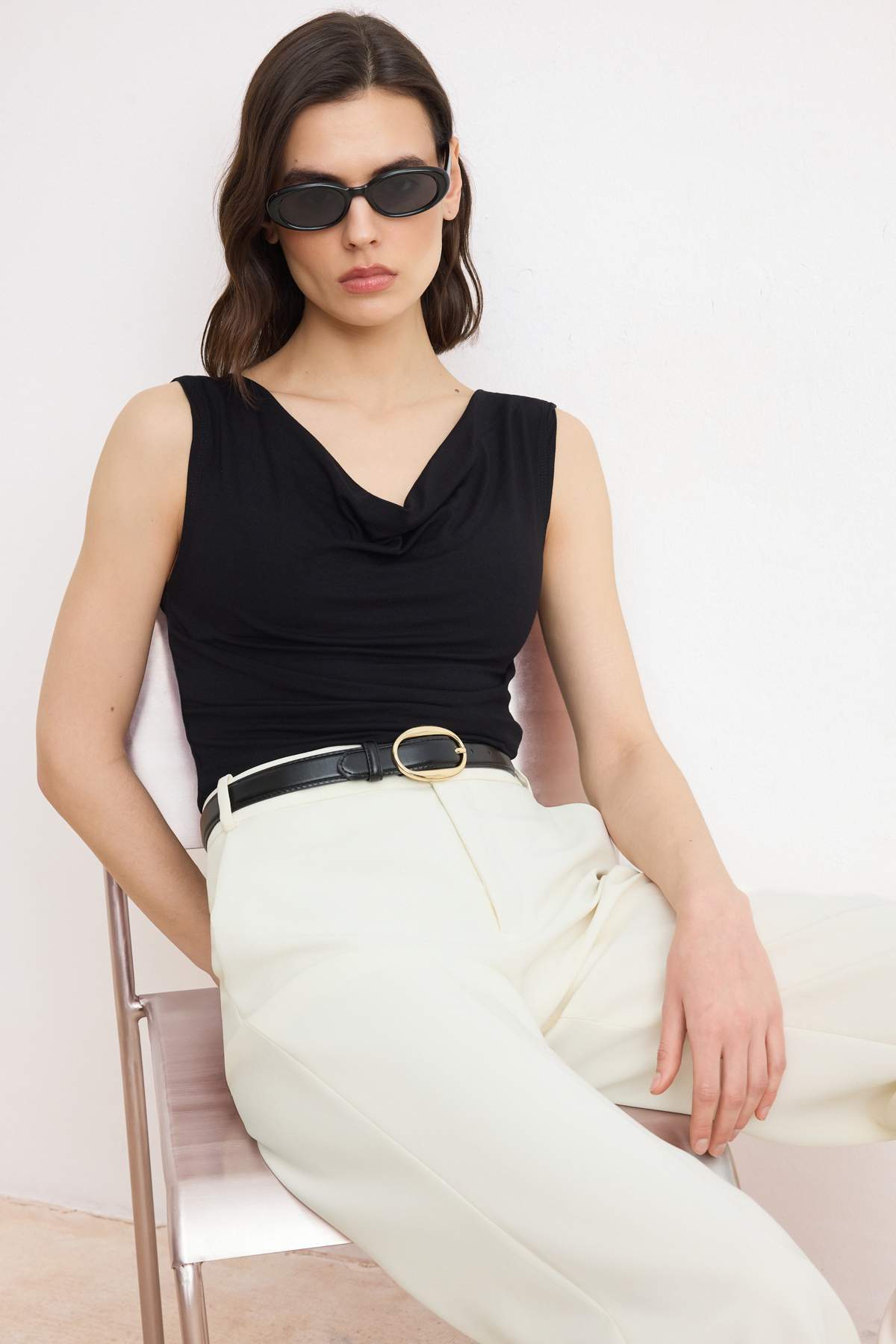 Trendyolmilla Siyah Fitted/Vücuda Oturan Degaje Yaka Kolsuz Yumuşak Örme Bluz TWOSS26BZ00464