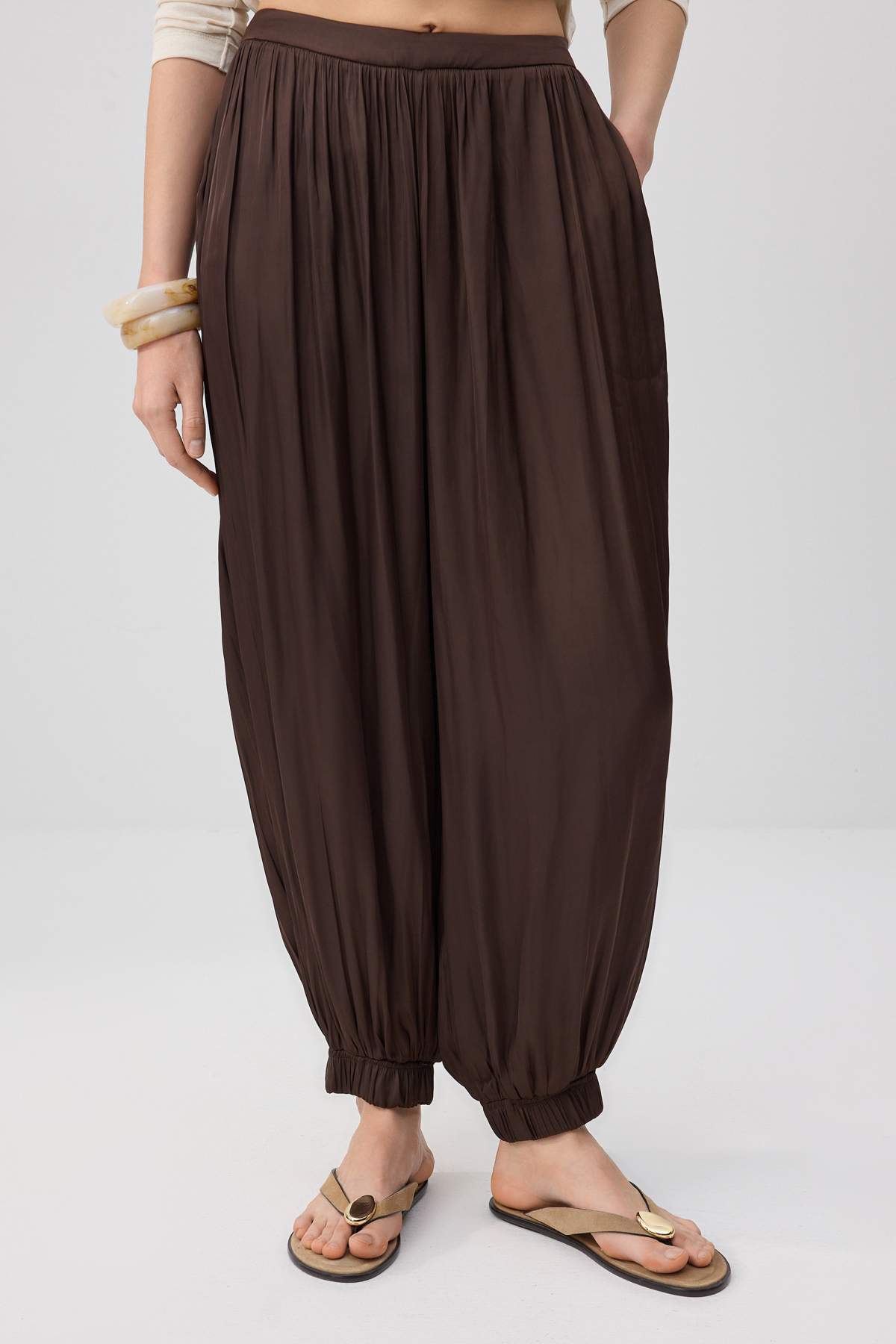 Trendyolmilla  Kahverengi Saten Crushlı Şalvar Pantolon TWOSS26PL00018 - Görsel 3