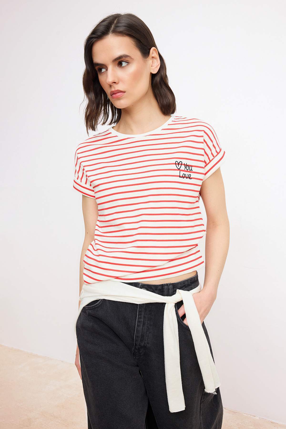 Trendyolmilla Kırmızı Çizgili Regular/Normal Kalıp Slogan Nakışlı Örme T-Shirt TWOSS26TS00235
