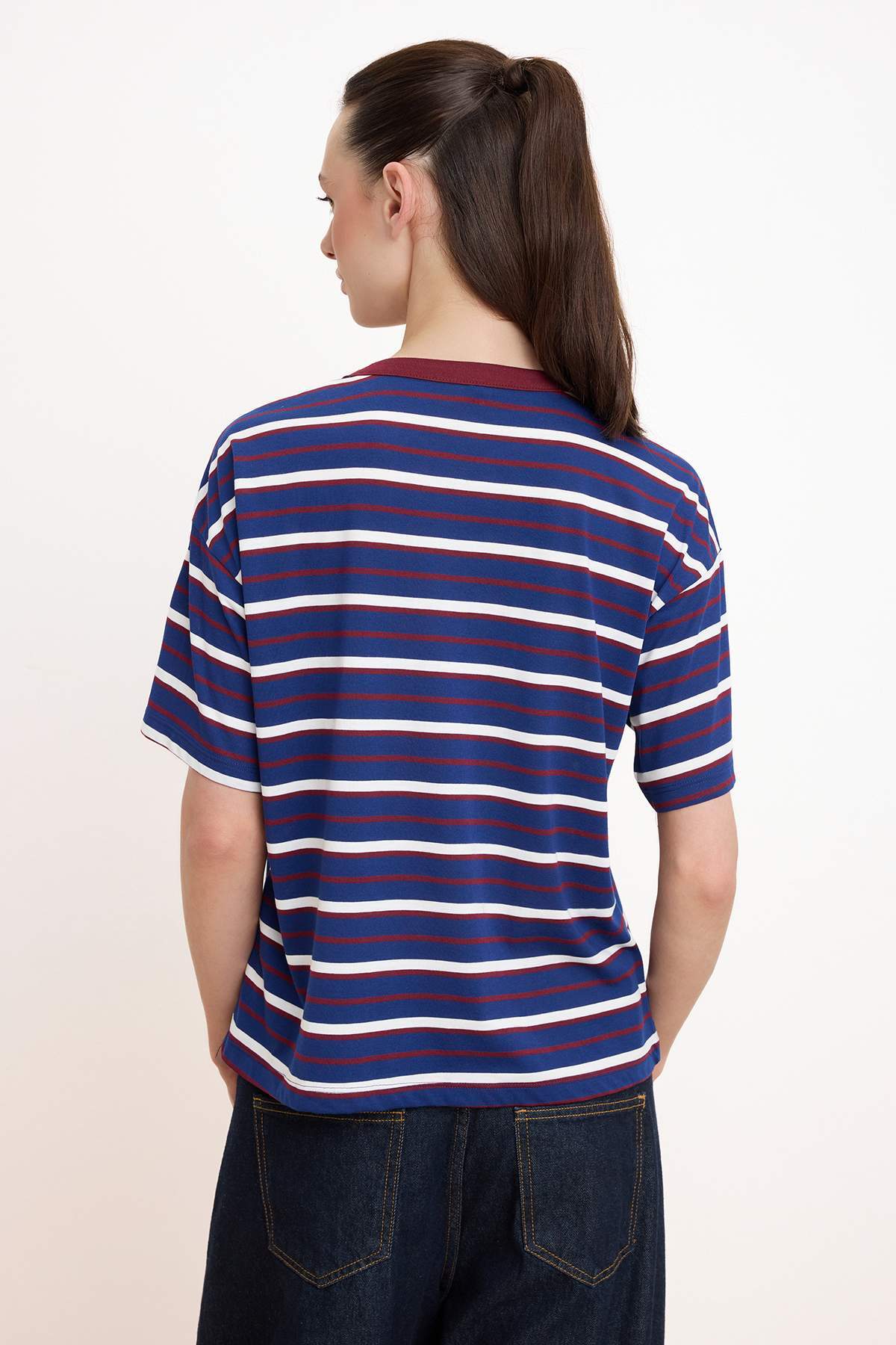 Trendyolmilla  Lacivert Çizgili Oversize/Geniş Kalıp Kısa Kollu Uzun Tok Pamuklu Örme T-Shirt TWOSS26TS00051 - Görsel 4