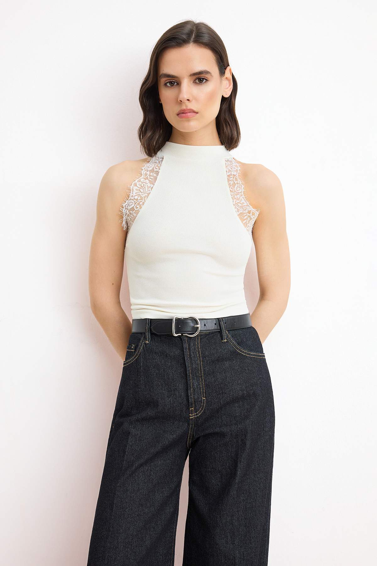 Trendyolmilla Ekru Fitted/Vücuda Oturan Halter Yaka Dantel Detaylı Fitilli Esnek Örme Bluz TWOSS26BZ00663